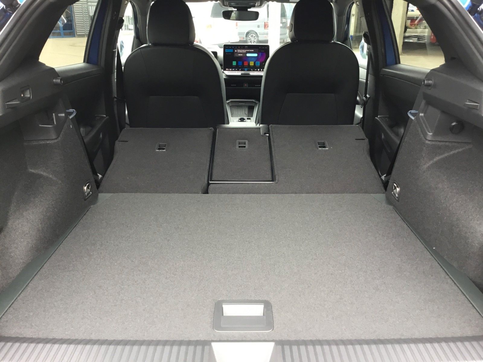 Fahrzeugabbildung Volkswagen T-Roc 1.5 eTSI DSG R-Line+AHK+LED+Navi+18"+Kessy