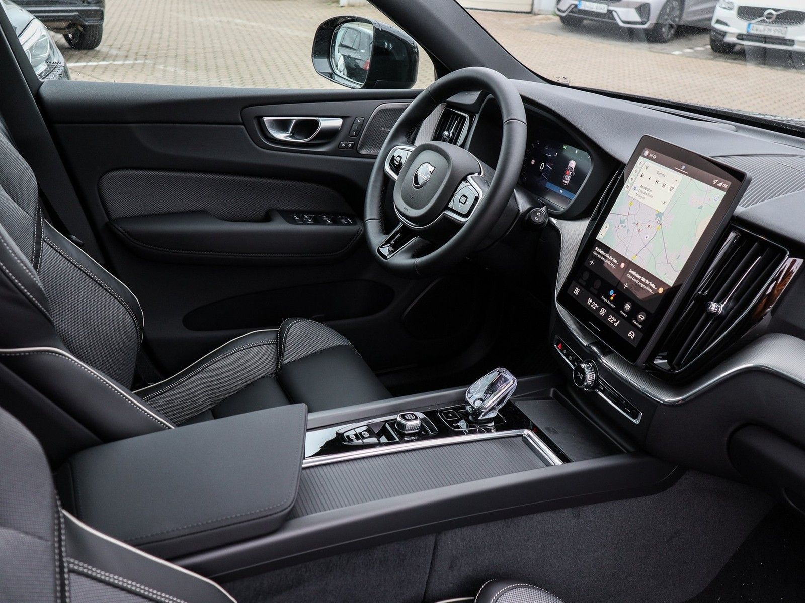 Volvo XC60 T6 Plus Black Edition Plug-In Hybrid AWD Re imagem 3