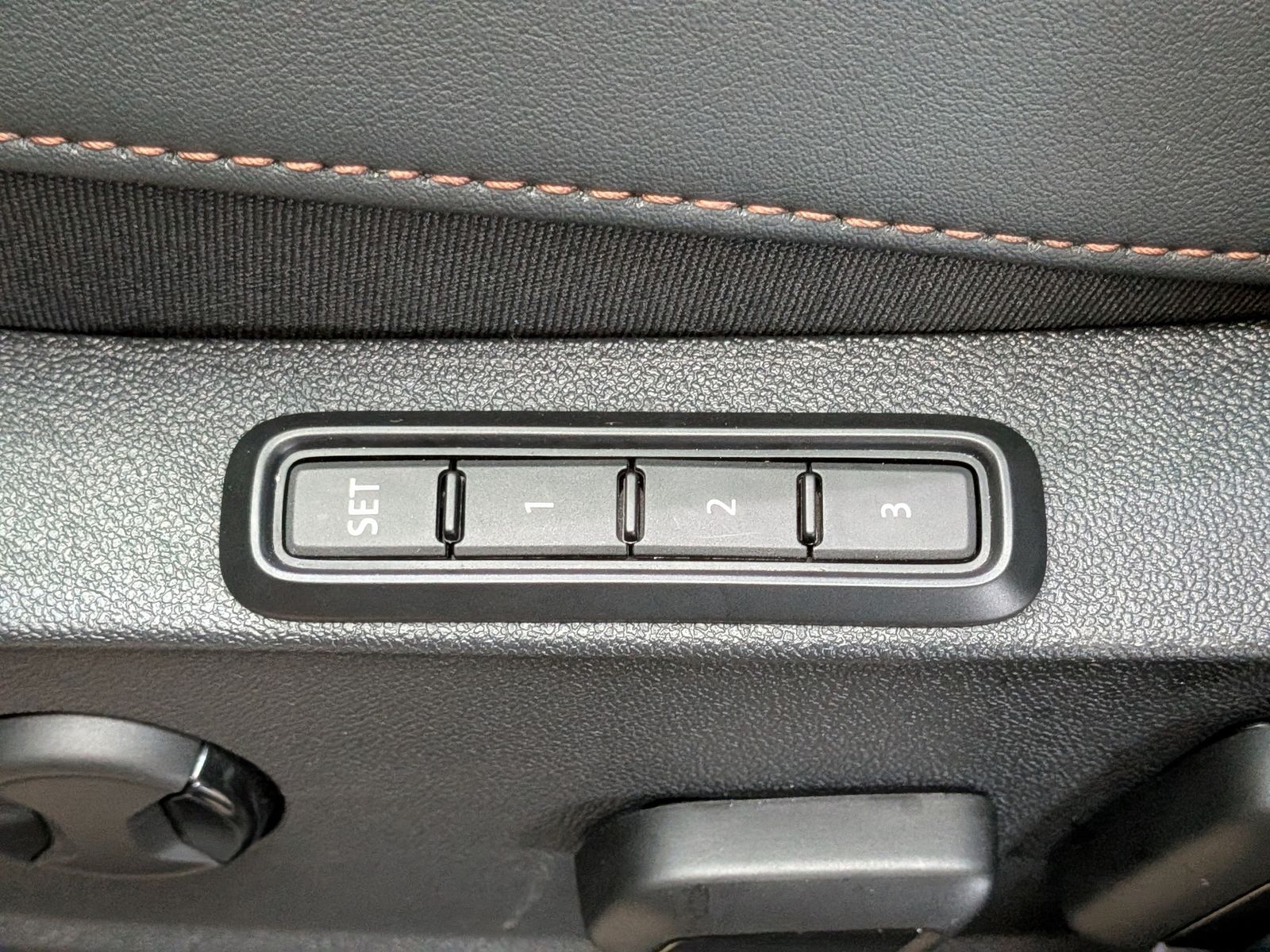 Fahrzeugabbildung CUPRA Leon 1.5 eTSI DINAMICA*MATRIX*ACC*PANO*AHK 5J-Ga