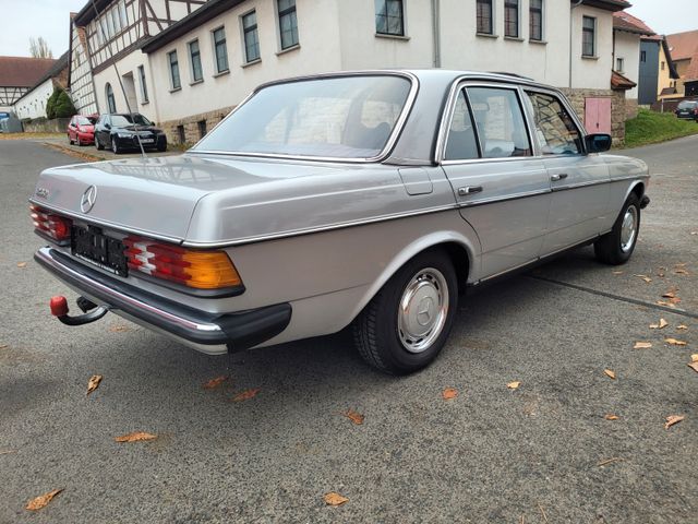 Mercedes-Benz 230 W123 LIMOUSINE H ZULASSUNG ROSTFREI WENIG KI