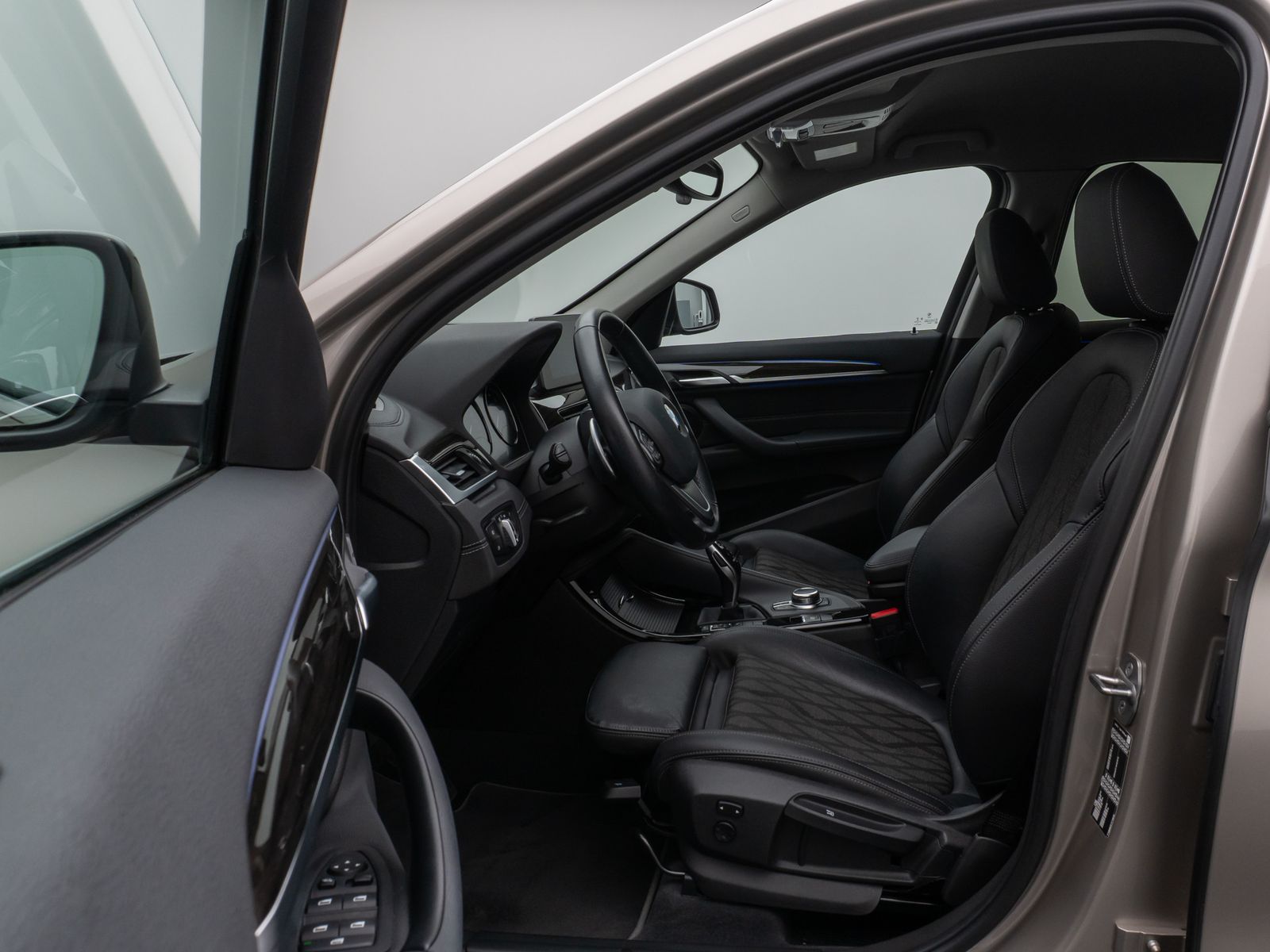 Fahrzeugabbildung BMW X1 sD20i xLine Kamera HUD DAB HiFi AHK Sport 18"