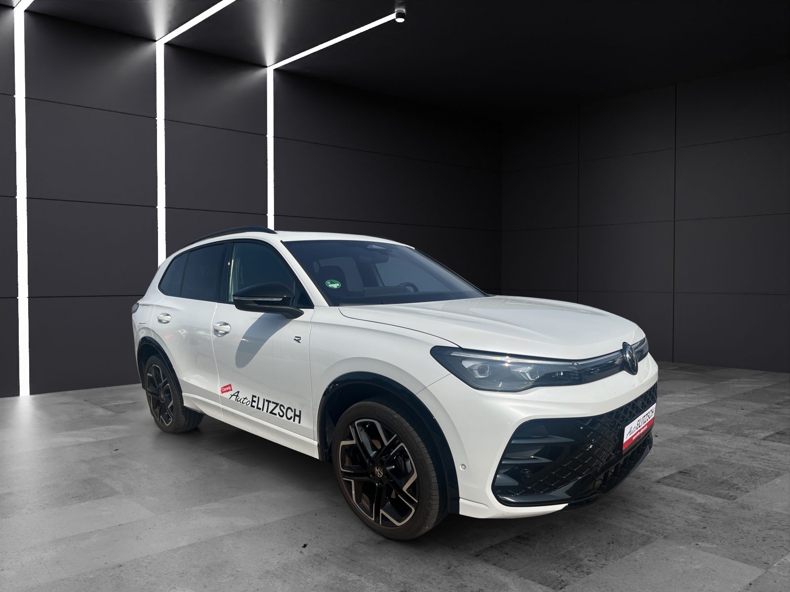 Fahrzeugabbildung Volkswagen Tiguan TDI R-Line 4M DSG MATRIX AHK PANO 20" NAV