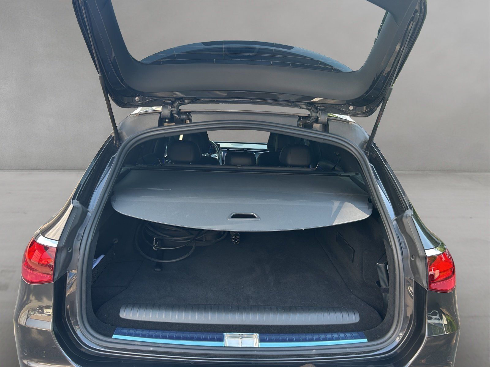 Fahrzeugabbildung Mercedes-Benz e T-Modell DISTRO AHK KEYLESS LRH LED AVANTG
