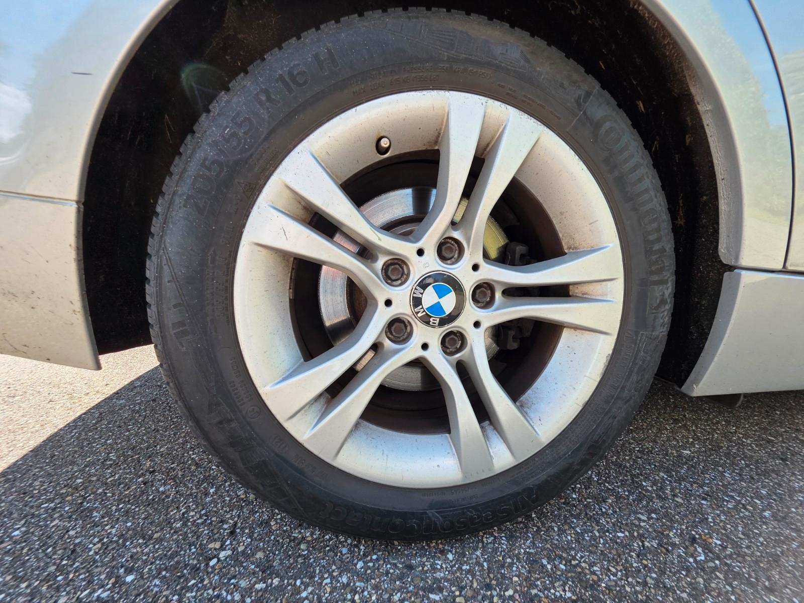 BMW 318 2009 — photo 7