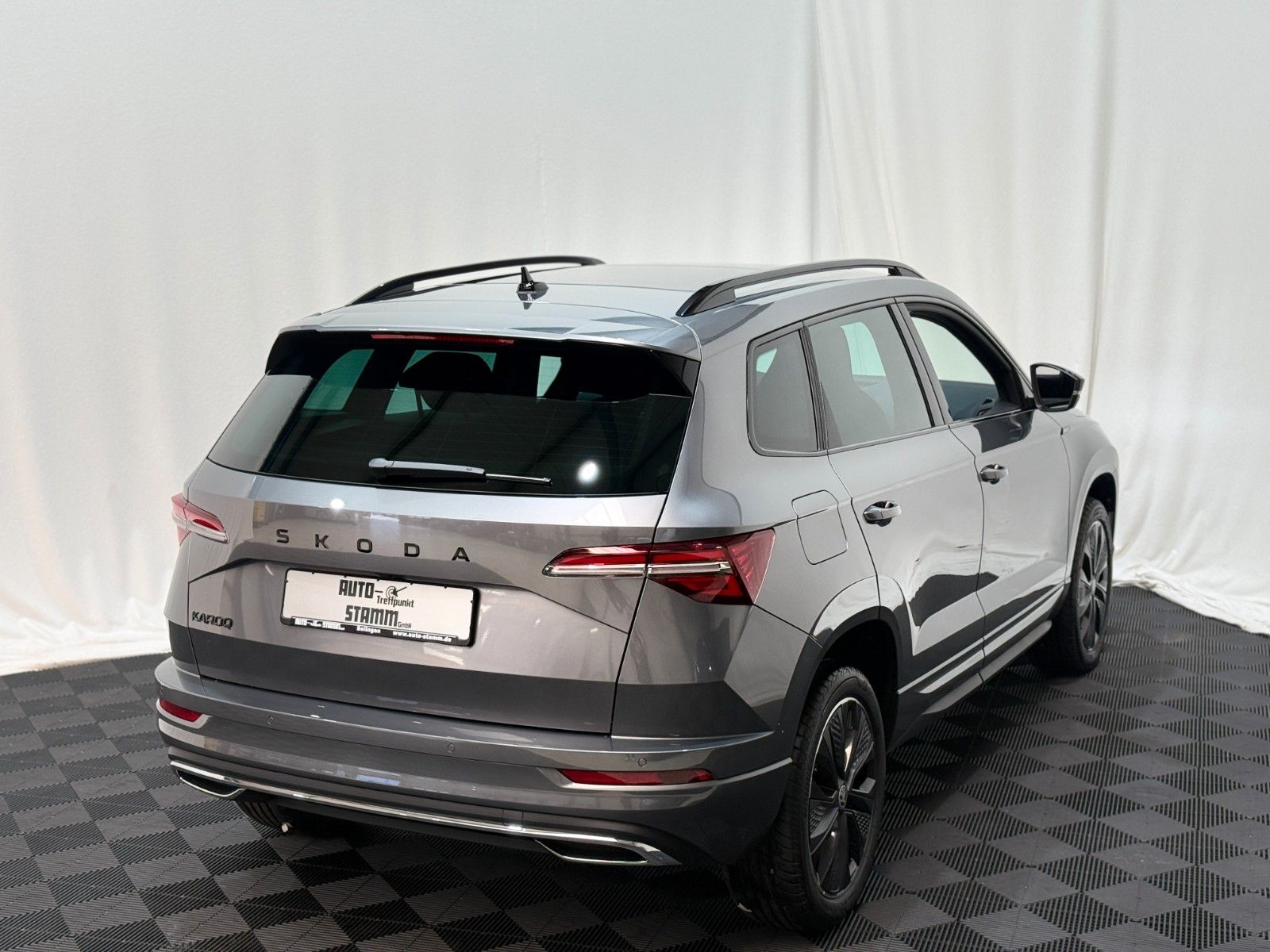 Fahrzeugabbildung SKODA Karoq Sportline / DSG / ACC / Panoramadach