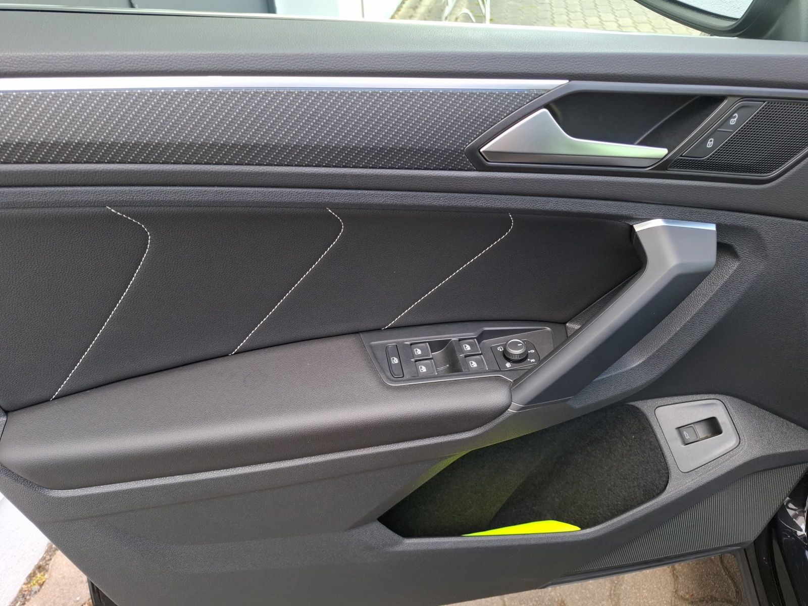Fahrzeugabbildung Volkswagen Tiguan TDI R-Line DSG 4M STH Matrix AHK Navi AID