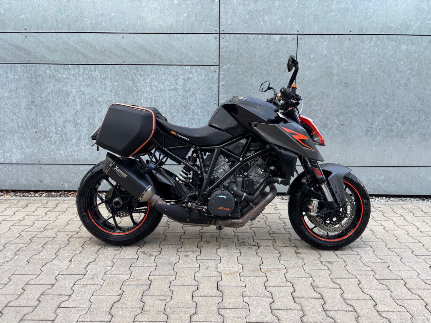 Fahrzeugabbildung KTM 1290 Super Duke R Akrapovic
