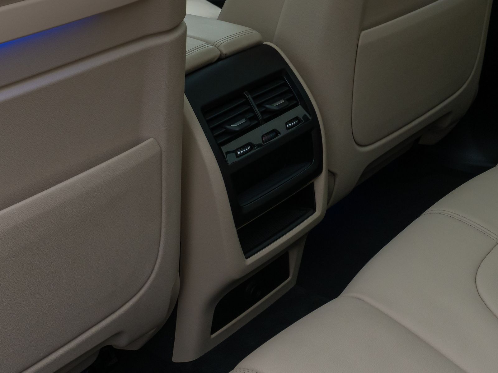 Fahrzeugabbildung BMW X5 M50d Panoram Laser 360°HUD DAB H/K AHK DisplK