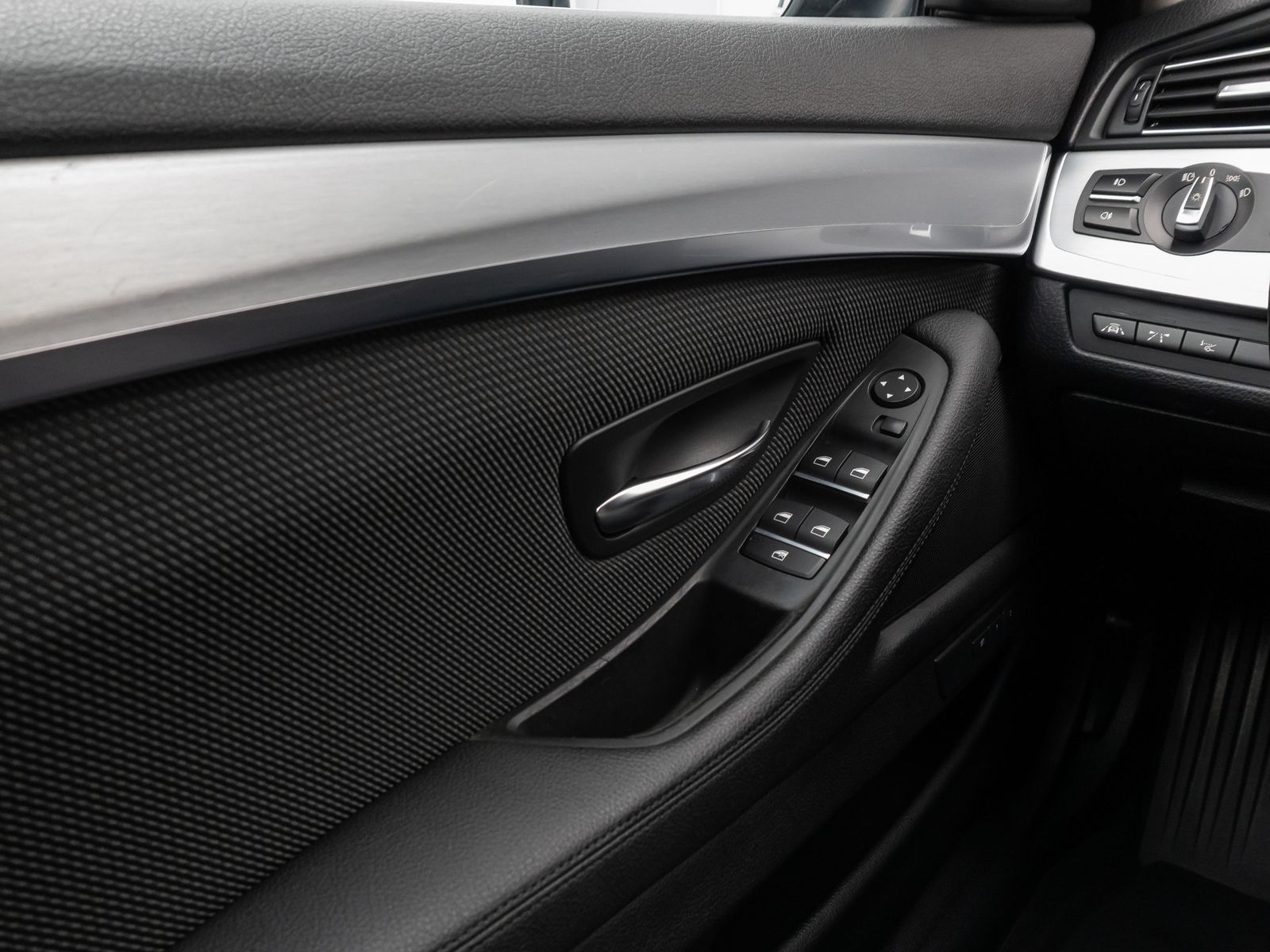 Fahrzeugabbildung BMW 520d Kamera Glasdach HUD HiFi Komfort Alarm AHK