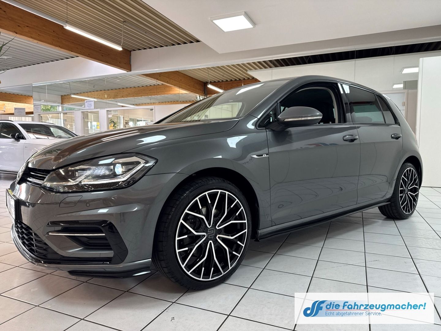 Fahrzeugabbildung Volkswagen Golf VII Highline R-Line Sportpaket Navi LED ACC
