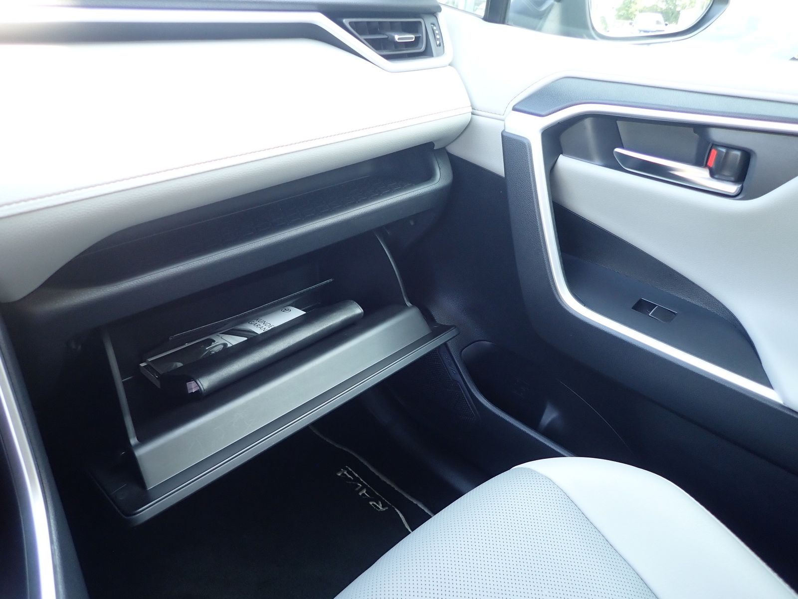 Fahrzeugabbildung Toyota RAV 4 Hybrid 4x2 Lounge LEDER BEIGE