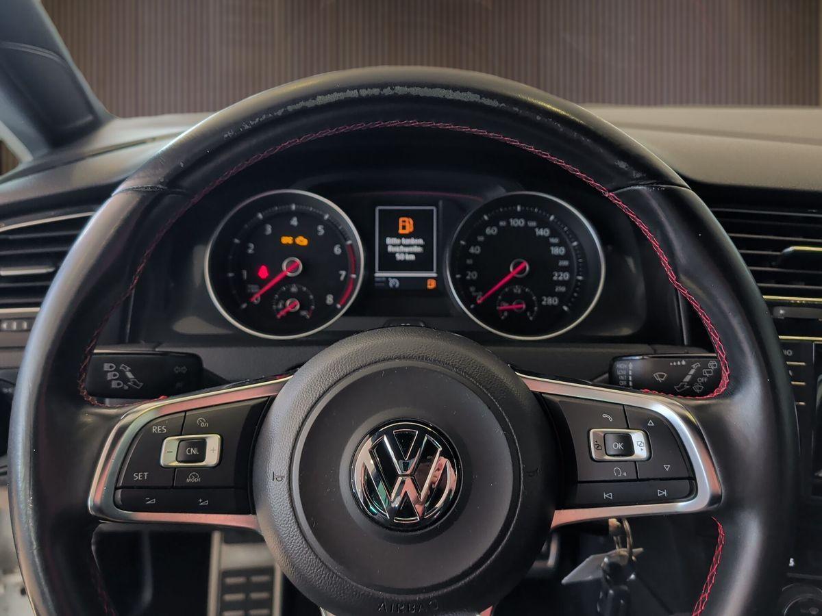 Volkswagen Golf 7 GTI 220 ch • 5 portes • Boîte manuelle 6 • GPS • Xénon • 18"