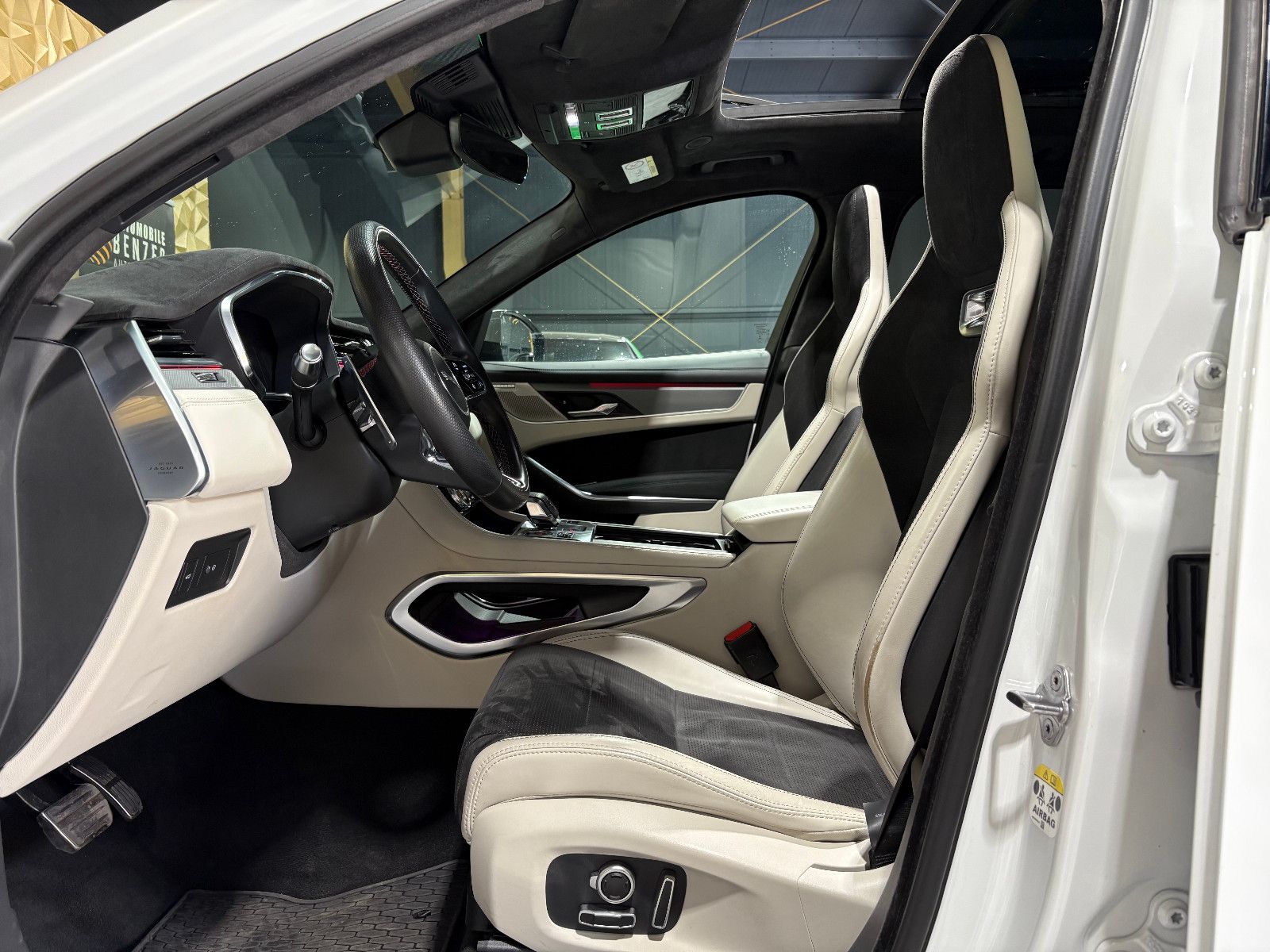 Fahrzeugabbildung Jaguar F-PACE SVR AWD/PANO/360°/APPLE/ACC/AMBIENTE/SHZ