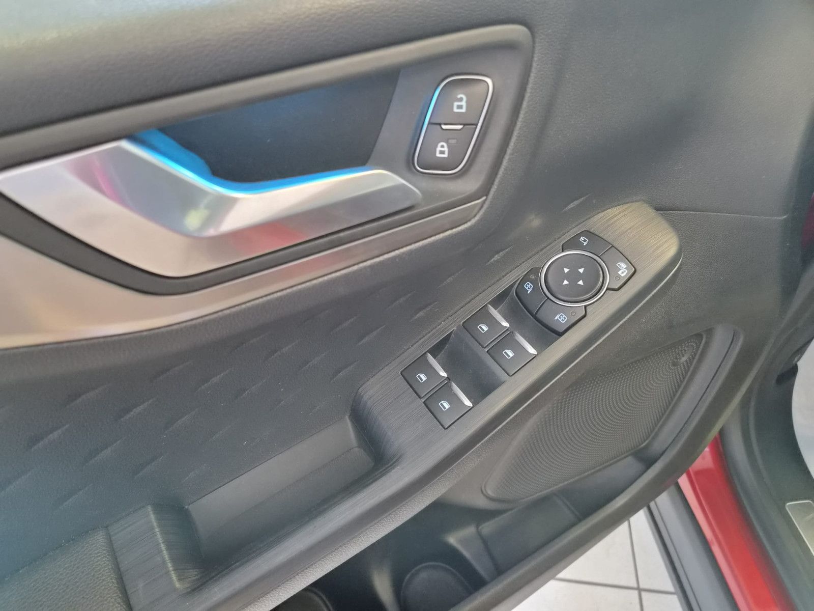 Fahrzeugabbildung Ford Kuga Plug-In Hybrid Titanium / SCHECKHEFT