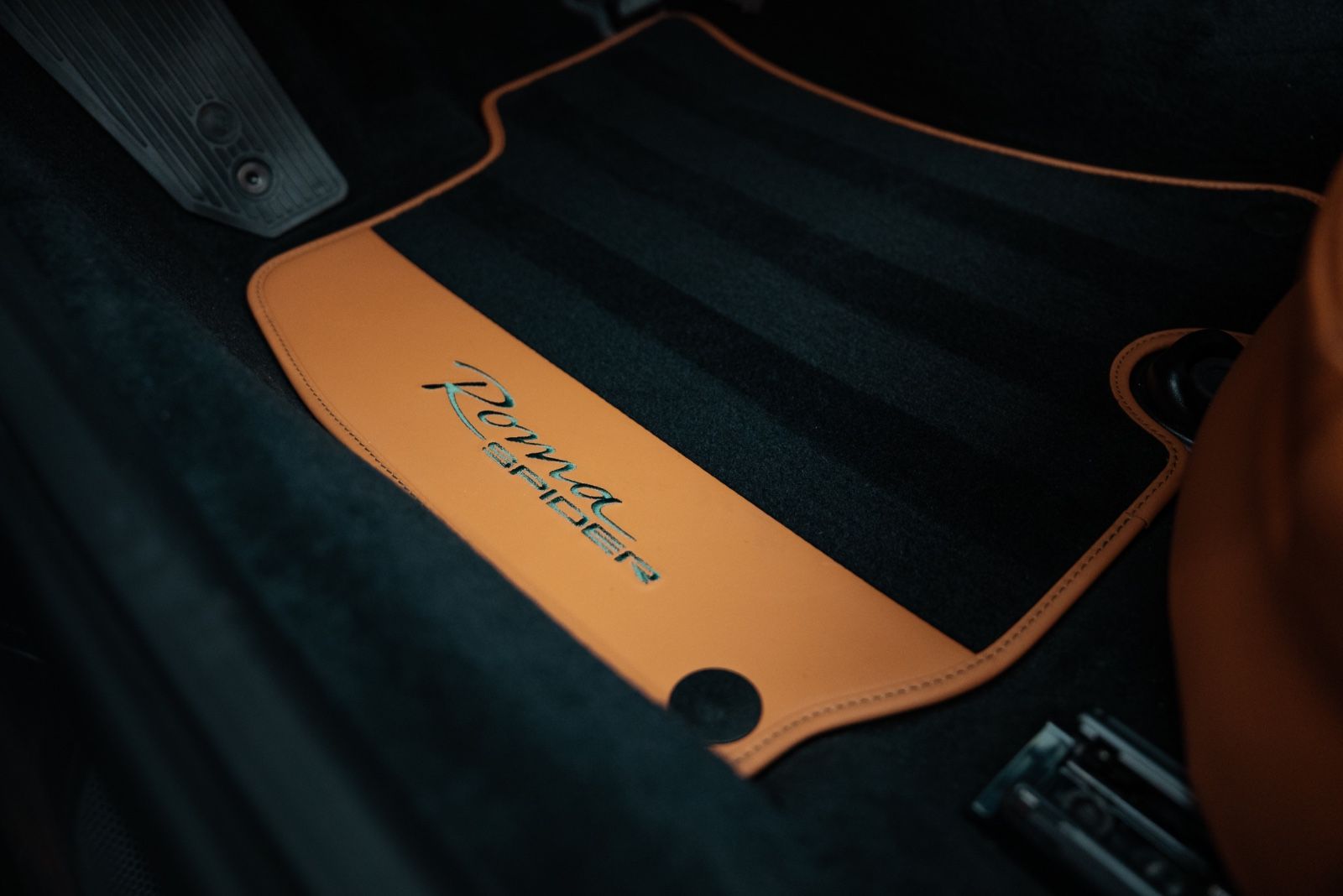 Fahrzeugabbildung Ferrari Roma Spider CARBON/SURROUND/HISTORICAL COLOUR