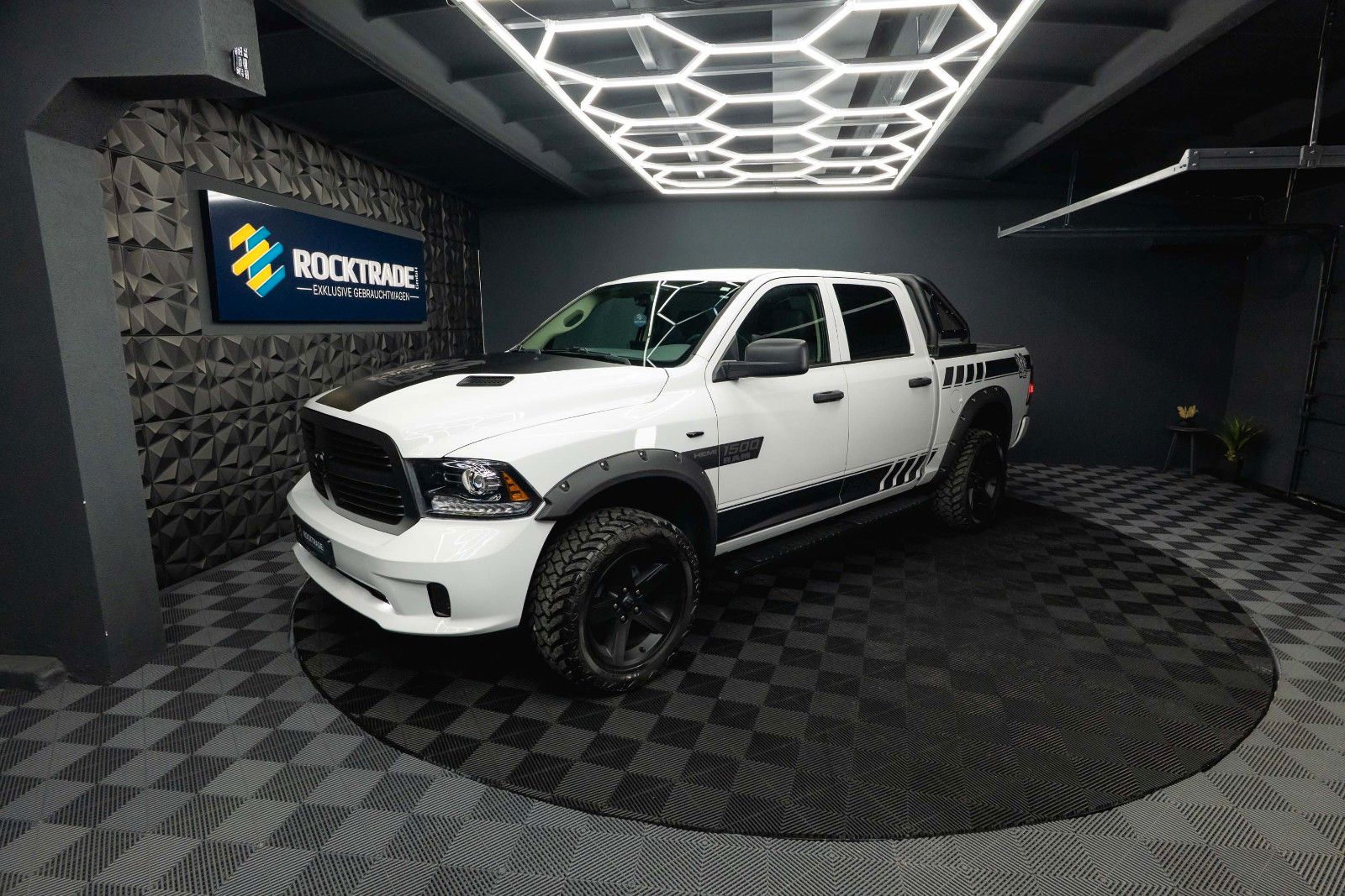 Fahrzeugabbildung Dodge RAM 5.7 V8 HEMI 4x4 OFFROAD Night-Paket *LED*19%