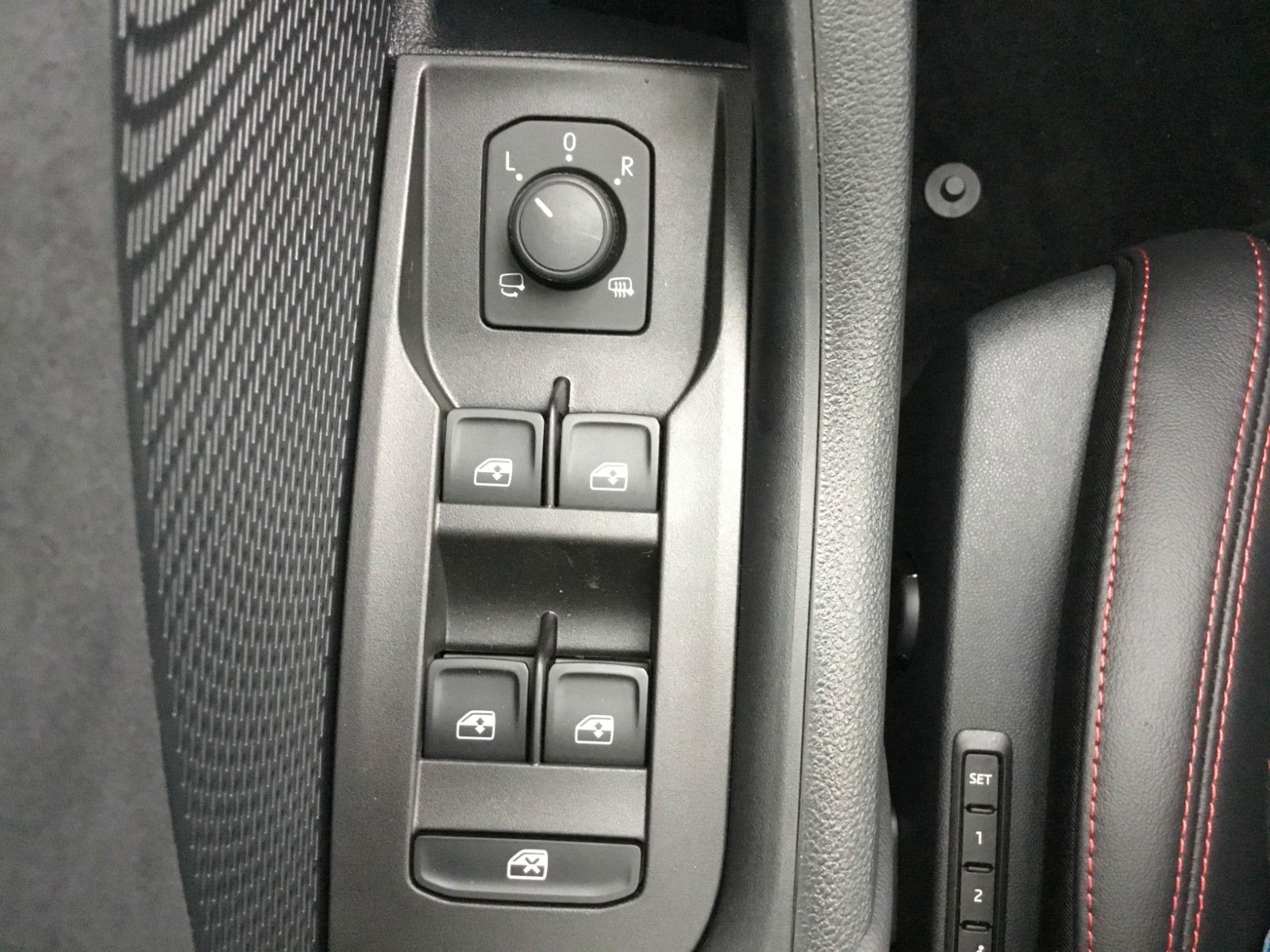 Fahrzeugabbildung SKODA Octavia 2.0TSI DSG RS Combi+AHK+Standheizung+19"
