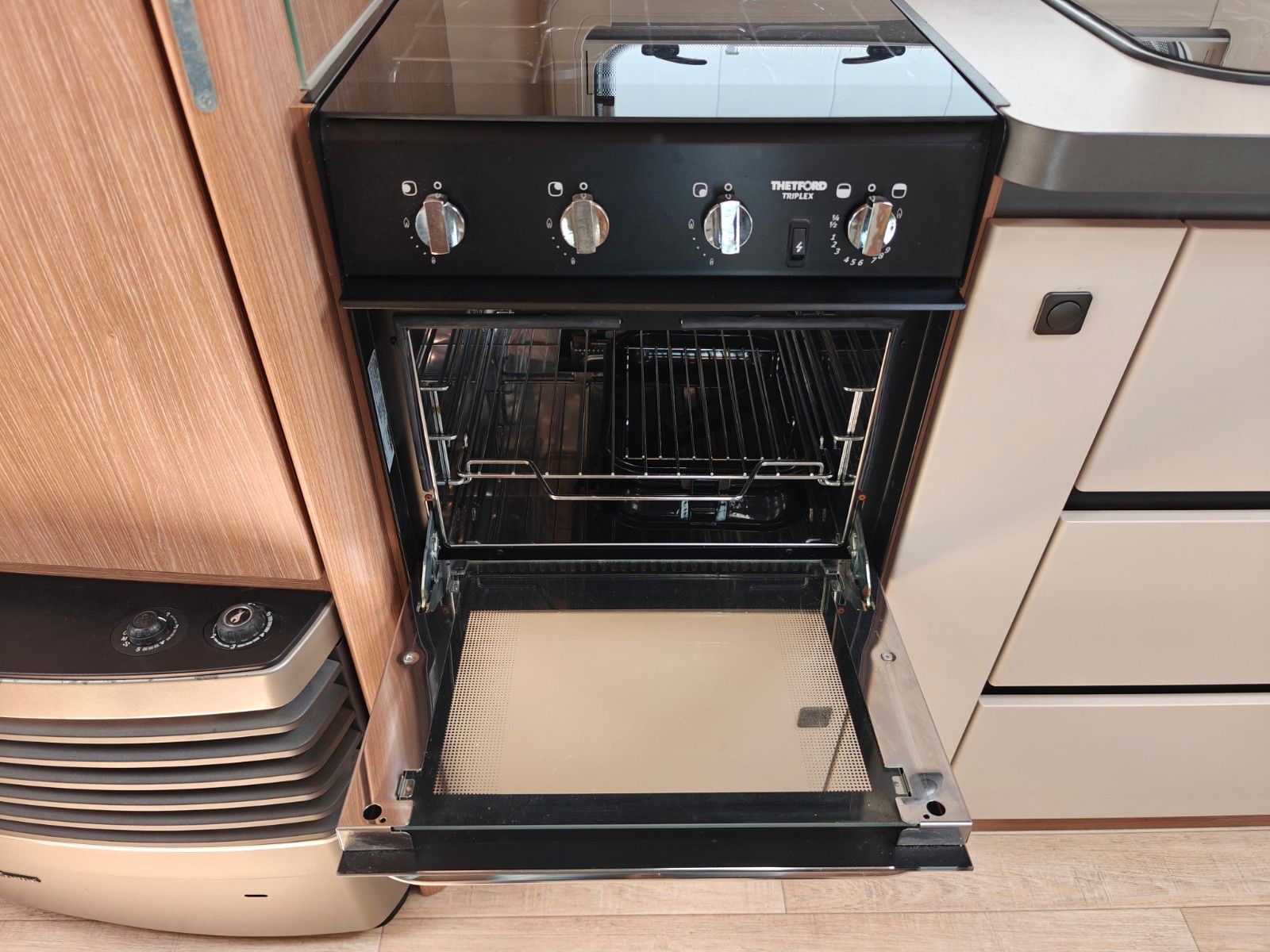 Fahrzeugabbildung Fendt Saphir 560 SF - Mover, Backofen, Citywasser -