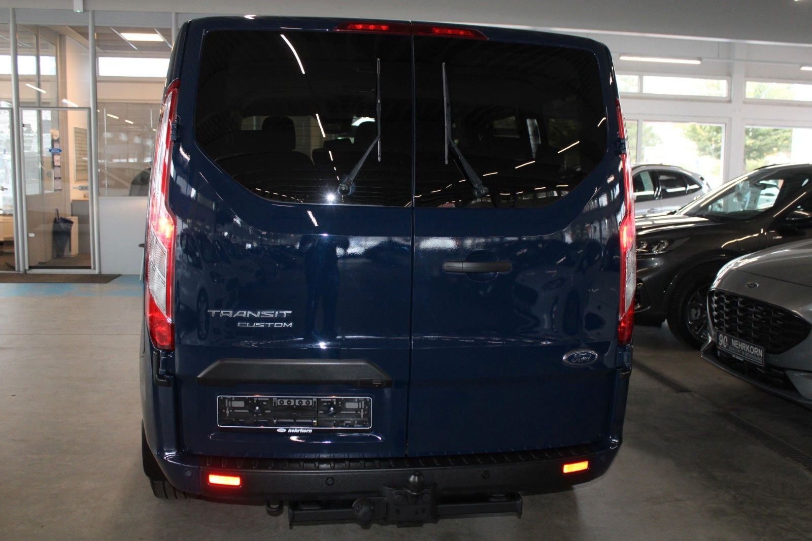 Fahrzeugabbildung Ford Transit Custom TREND 9-Sitzer Klima AHK NAVI uvm
