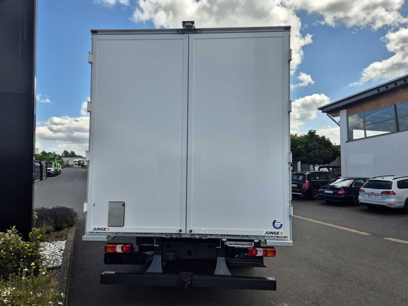 Fahrzeugabbildung Mercedes-Benz Atego 818 L Koffer, 4 Stück vorhanden