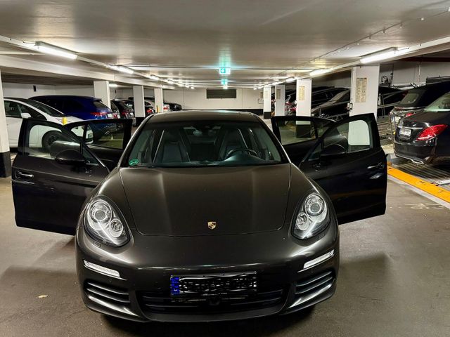 Porsche Panamera 4 -