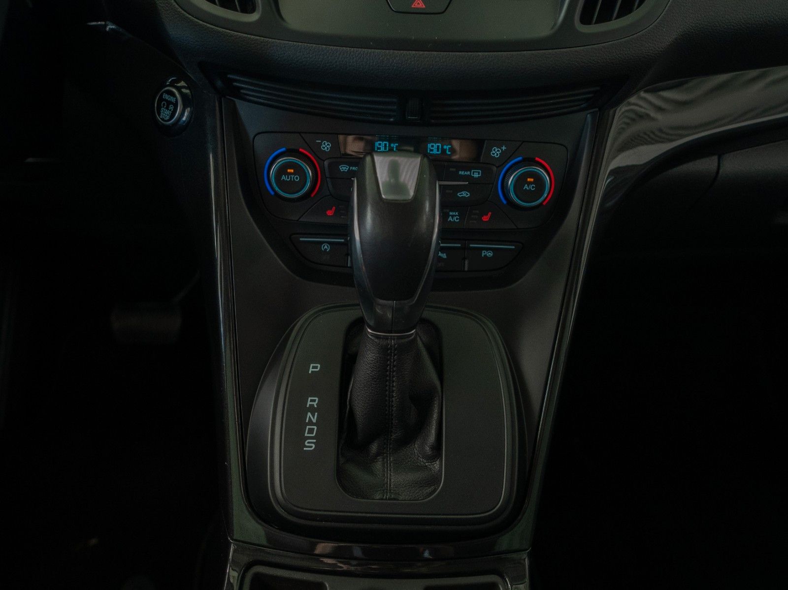 Fahrzeugabbildung Ford Kuga Titanium AUTOM./ALLRAD/NEUER MOTOR MIT 0 KM