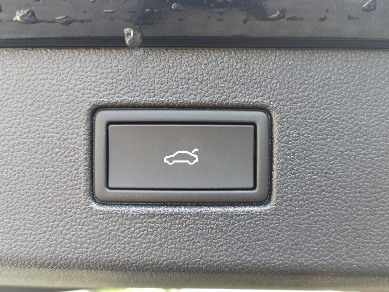 Fahrzeugabbildung Volkswagen T-Roc 1.5 eTSI R-Line DSG Black Style