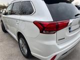 Mitsubishi Outlander 2.4 MIVEC PLUG-IN HYBRID 4WD Top PHEV - Mitsubishi Outlander von privat