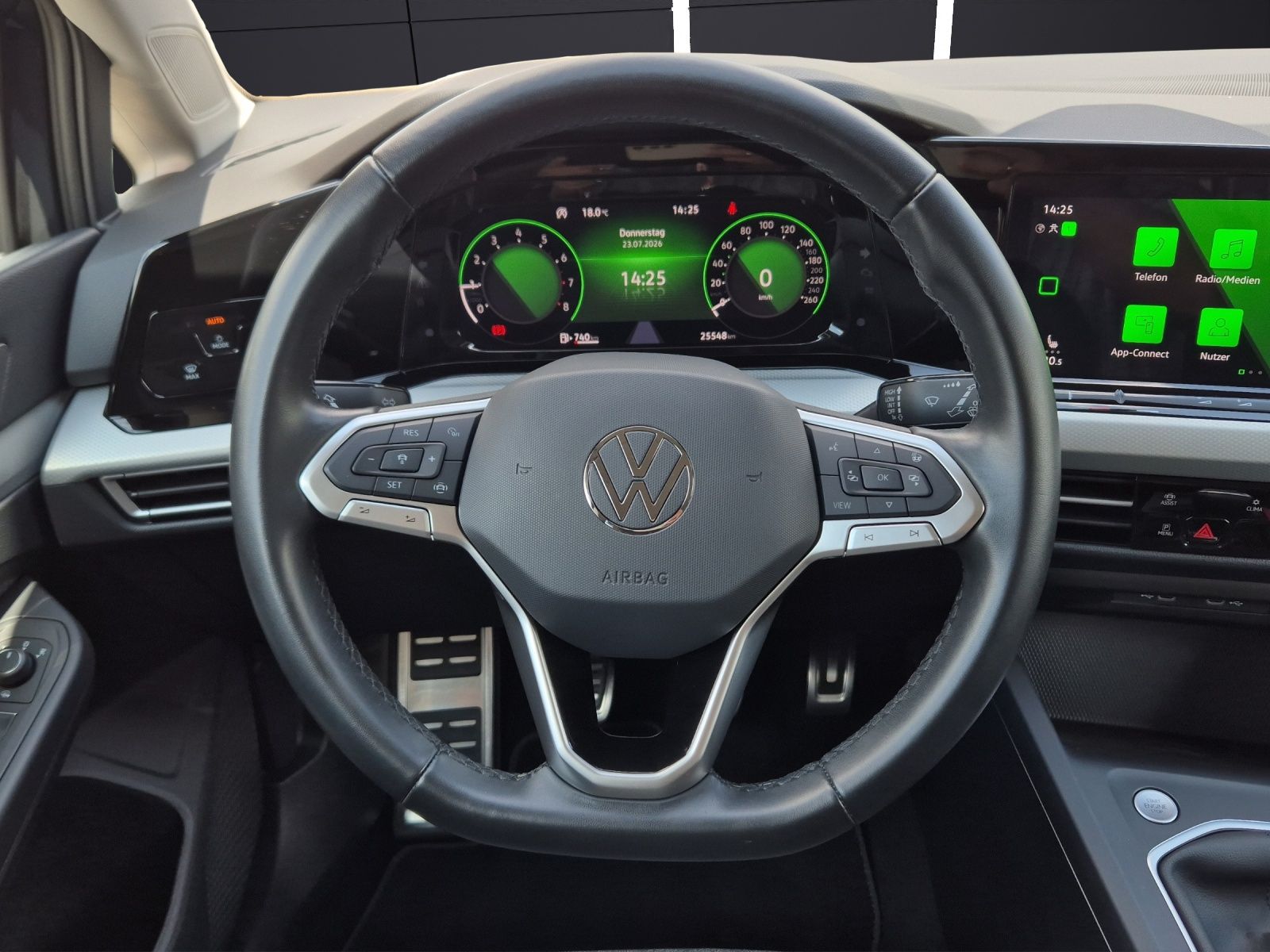 Fahrzeugabbildung Volkswagen Golf VIII TSI Move LED AID PDC Lane-Assist SH LM