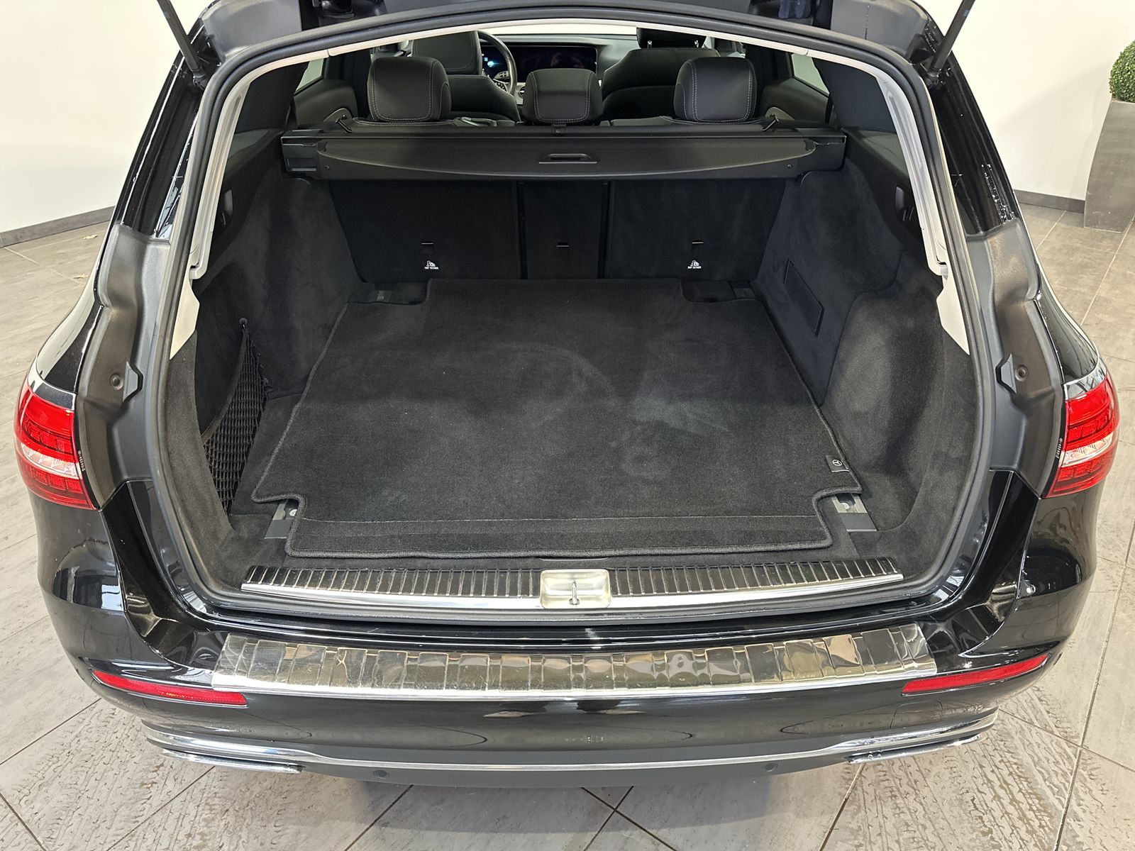 Fahrzeugabbildung Mercedes-Benz E 220d T Avantgarde NAV+LED+AHK+PANO+WIDESCREEN