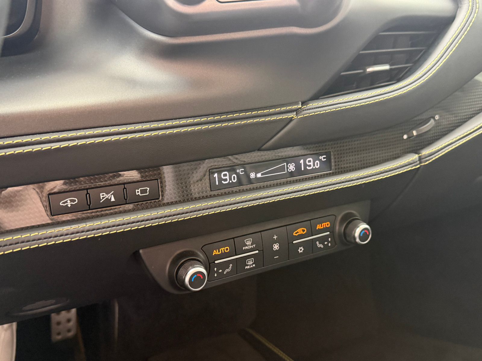 Fahrzeugabbildung Ferrari F8 Spider /LIFT/KAMERA/CARBON-LED-LENK./MEMORY