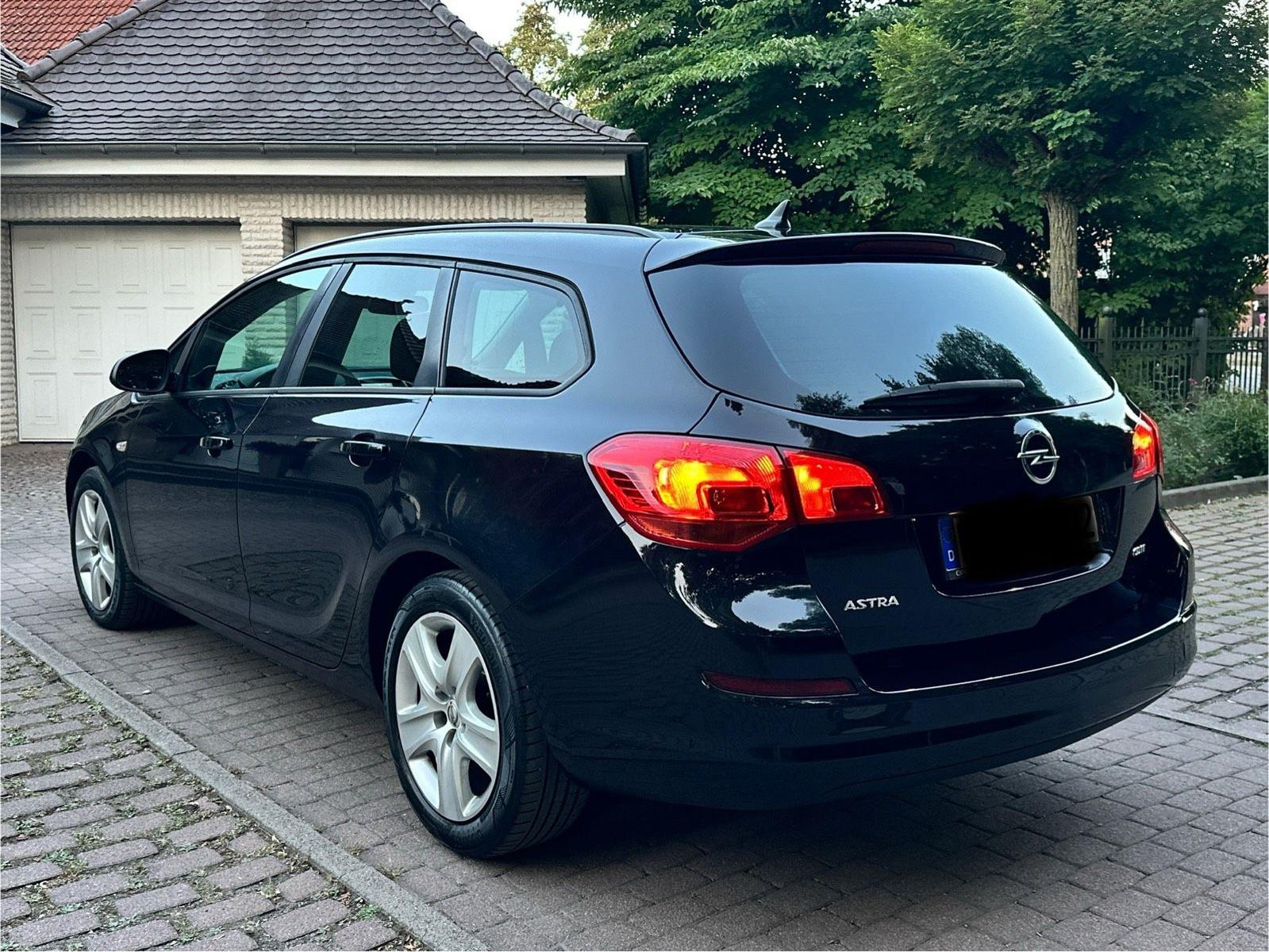 Opel Astra 2011 — photo 5