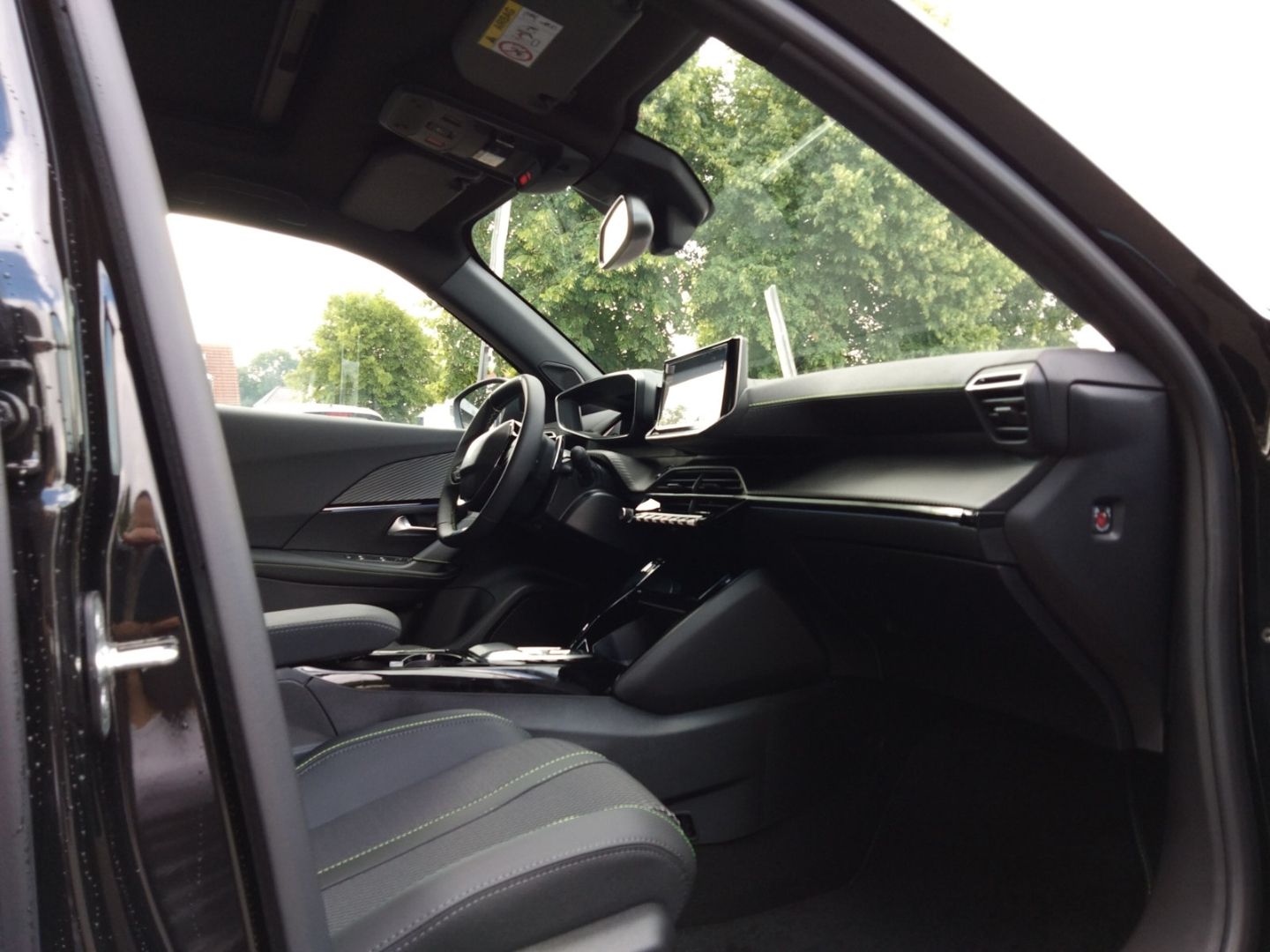 Fahrzeugabbildung Peugeot 2008 GT Hybrid 145 e-DSC6 El. Panodach Navi ACC