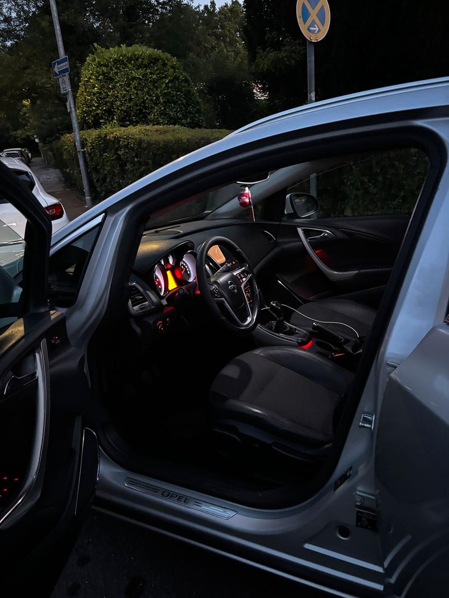 Opel Astra 2011 — photo 10