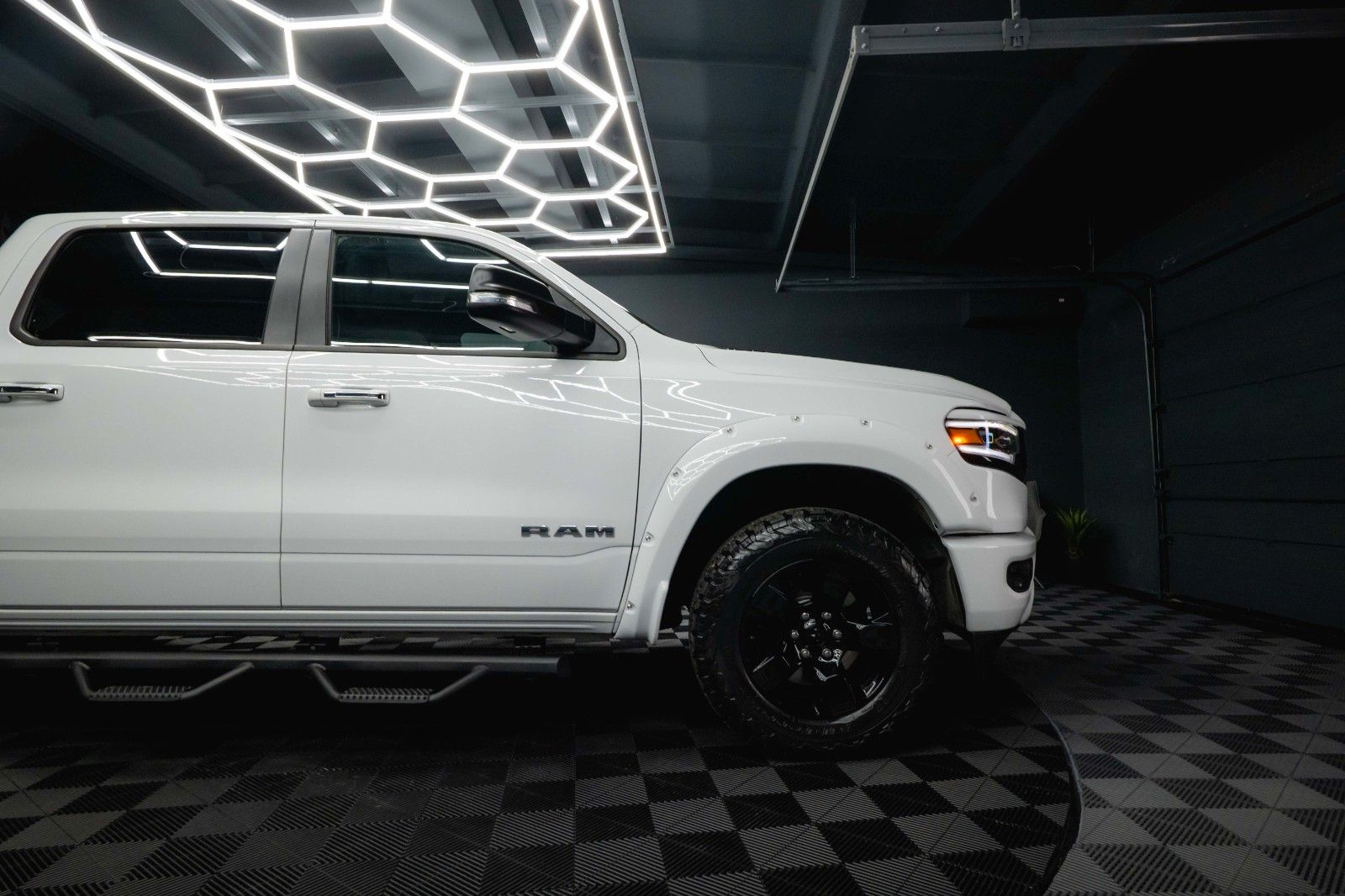 Fahrzeugabbildung Dodge RAM 5.7 V8 HEMI 4x4 OFFROAD Night-Paket *LED*19%