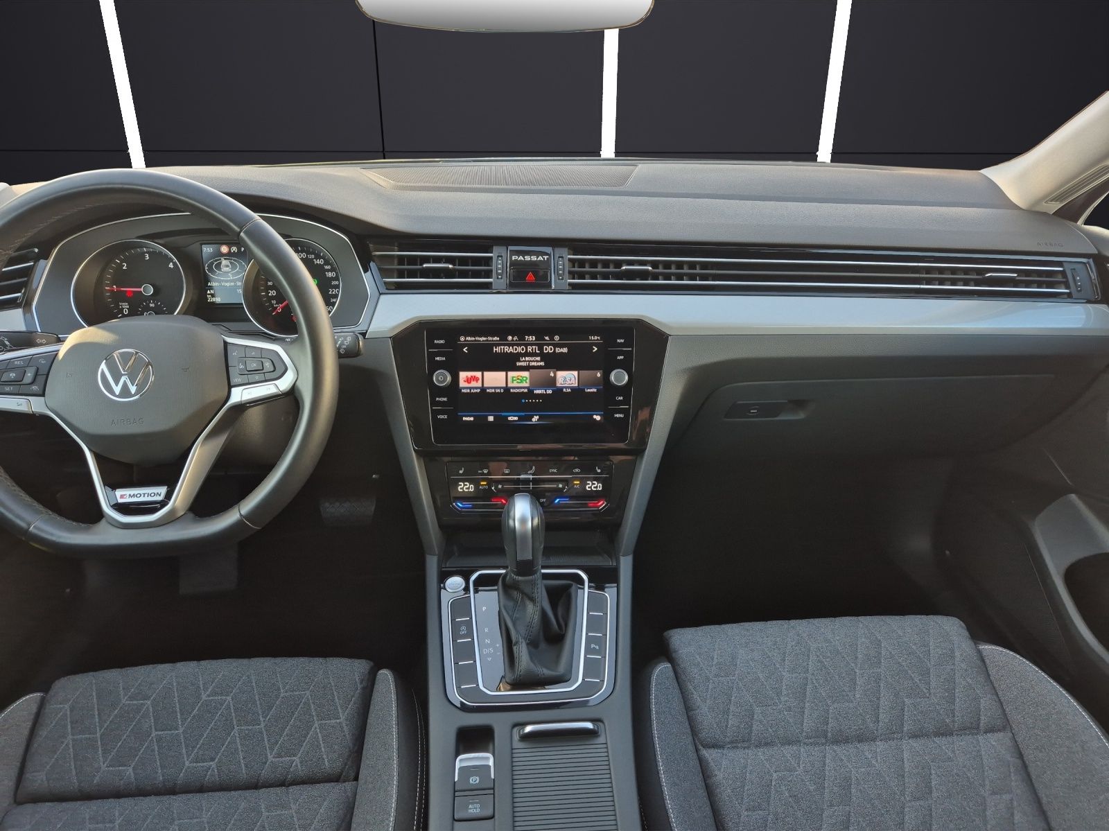 Fahrzeugabbildung Volkswagen Passat Variant TDI Business DSG 4M LED AHK Navi