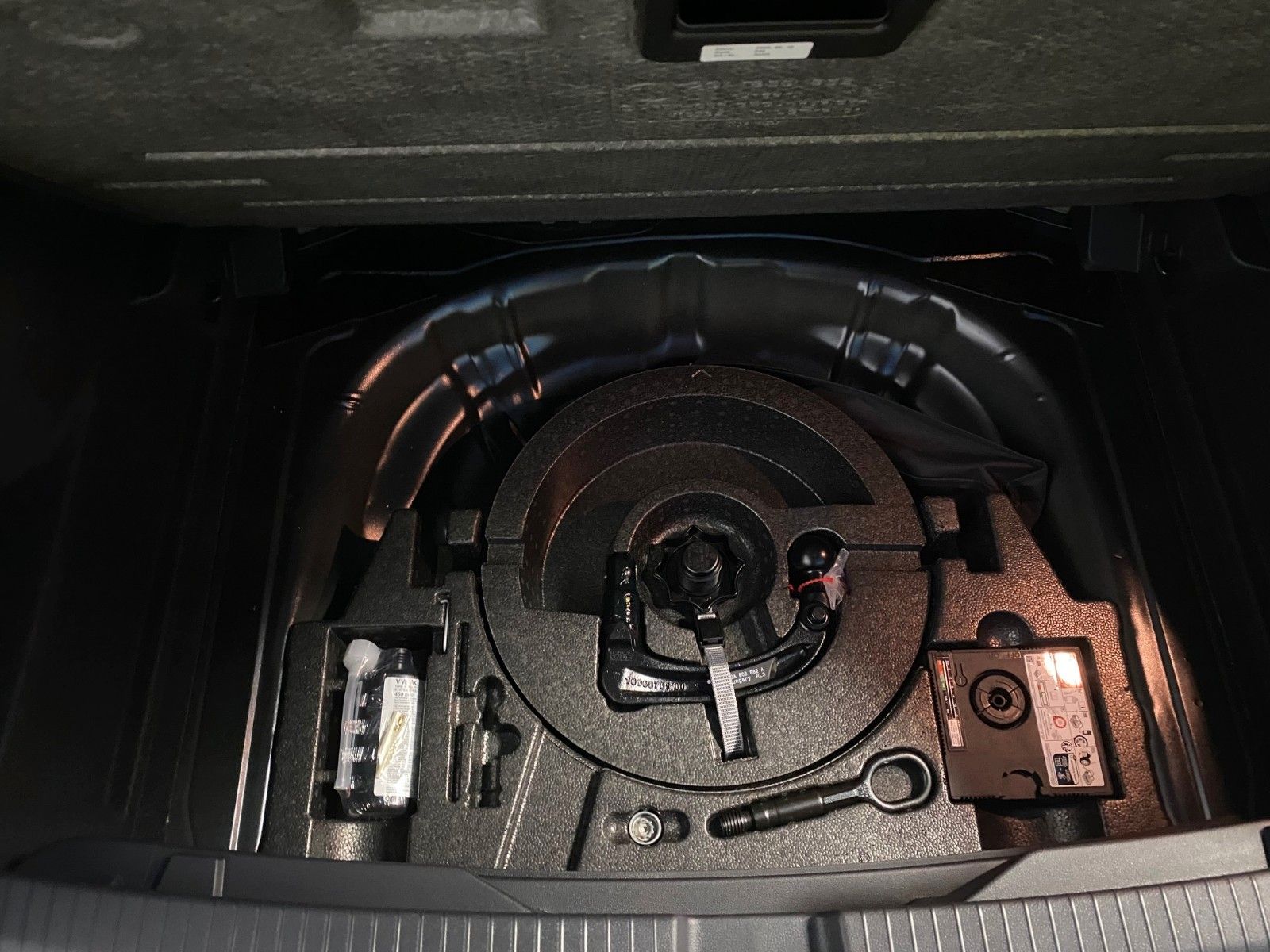 Fahrzeugabbildung Volkswagen T-Roc 2.0 TDI DSG R-Line+AHK+Black Style+19"ALU+