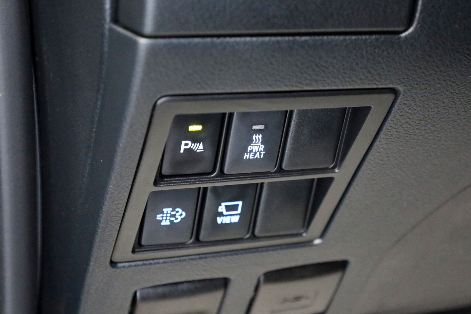 Fahrzeugabbildung Toyota Hilux 2.8 D-4D Invincible,ACC, AHK, Rollo +Bügel