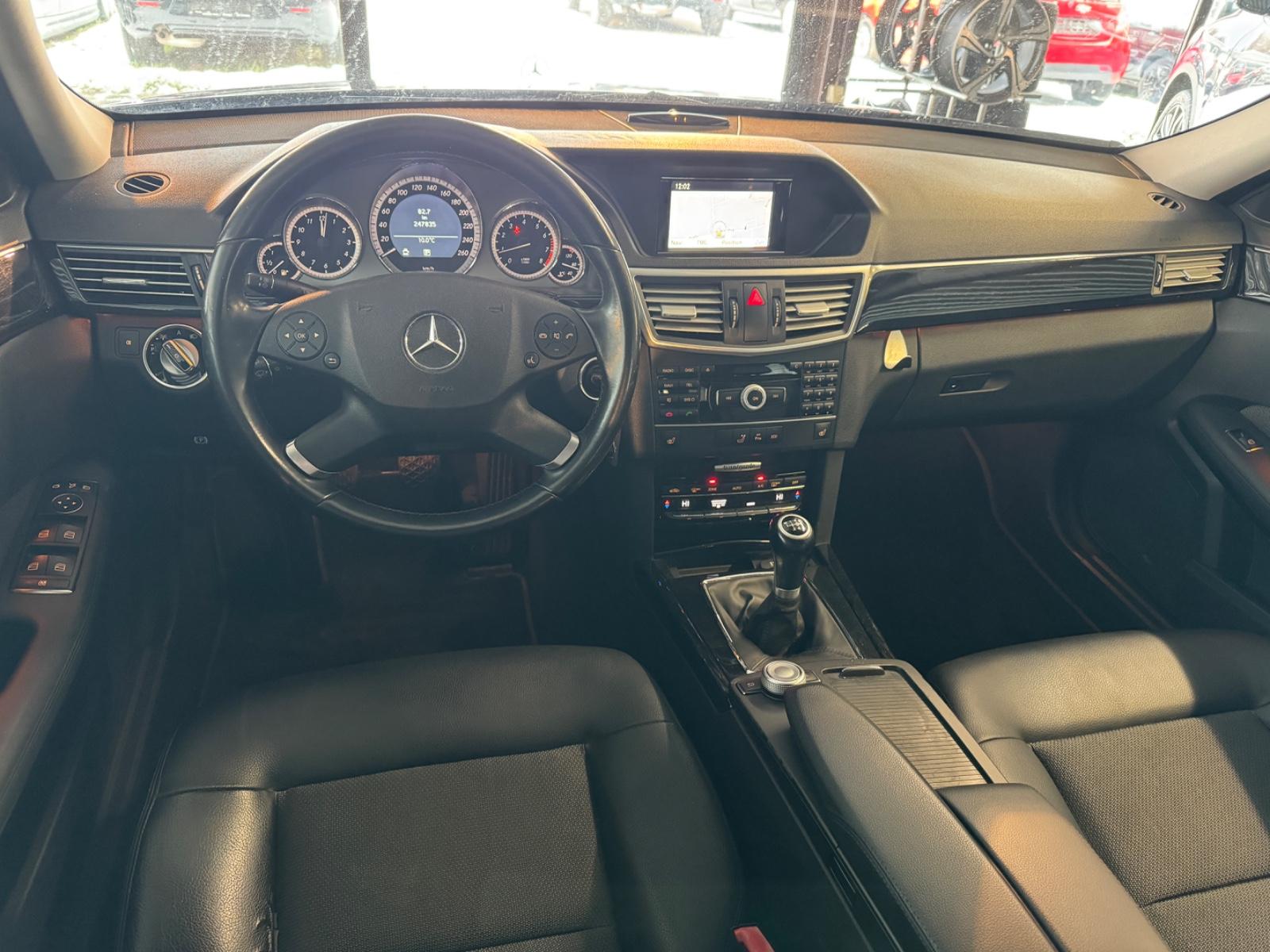 Mercedes-Benz E200 2010 — photo 12