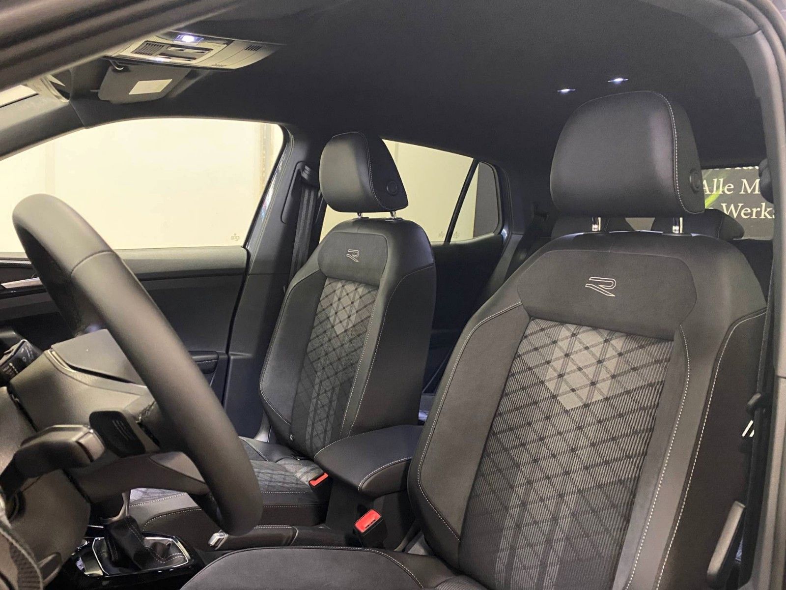 Fahrzeugabbildung Volkswagen T-Cross 1.0 TSI DSG R-Line+NAVIGATION+MATRIX+ACC