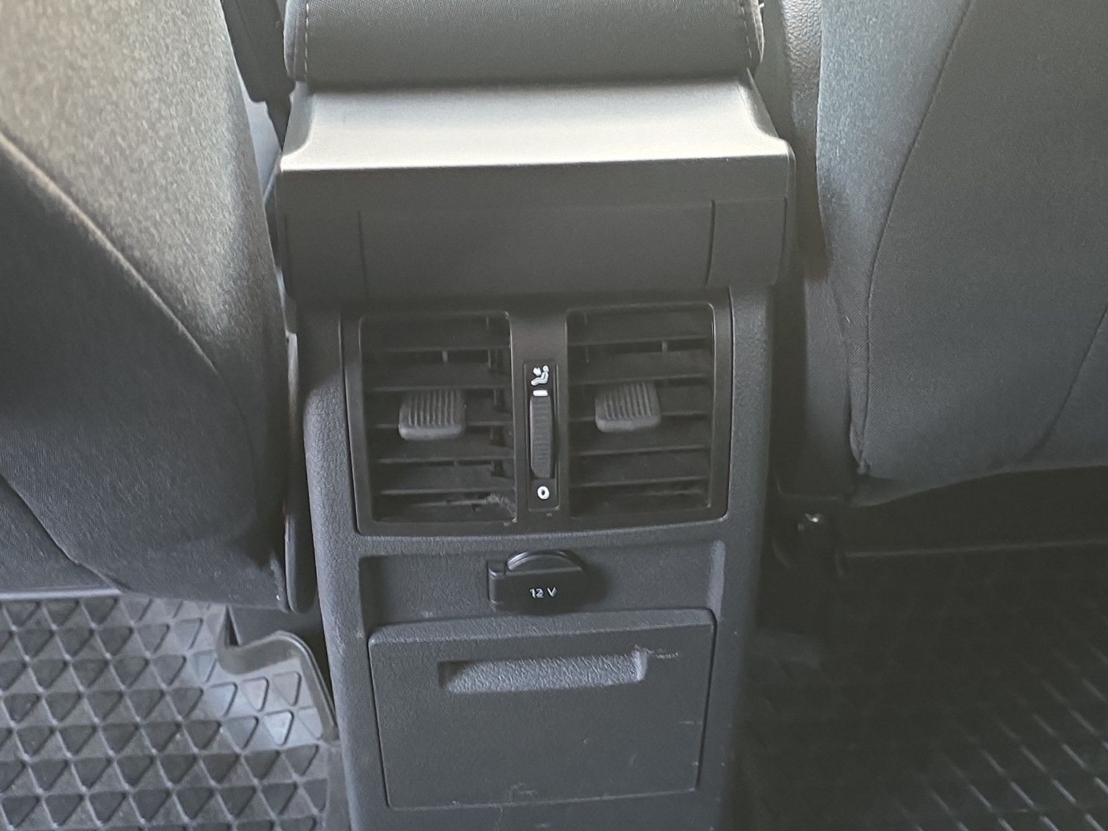 Fahrzeugabbildung Volkswagen Touran Life/DSG/Rückfahrkamera/Automatik/AHK