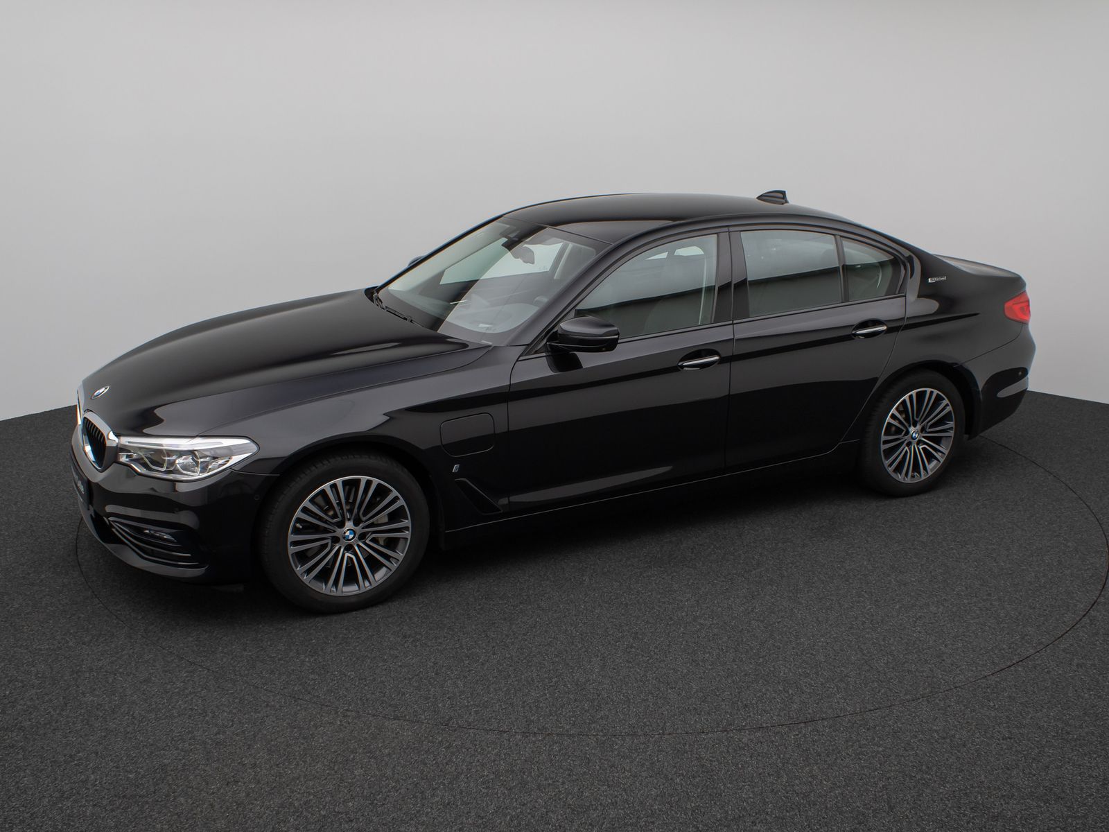 Fahrzeugabbildung BMW 530e iP Sport Line 360°HUD HiFi SoftCl Komfort