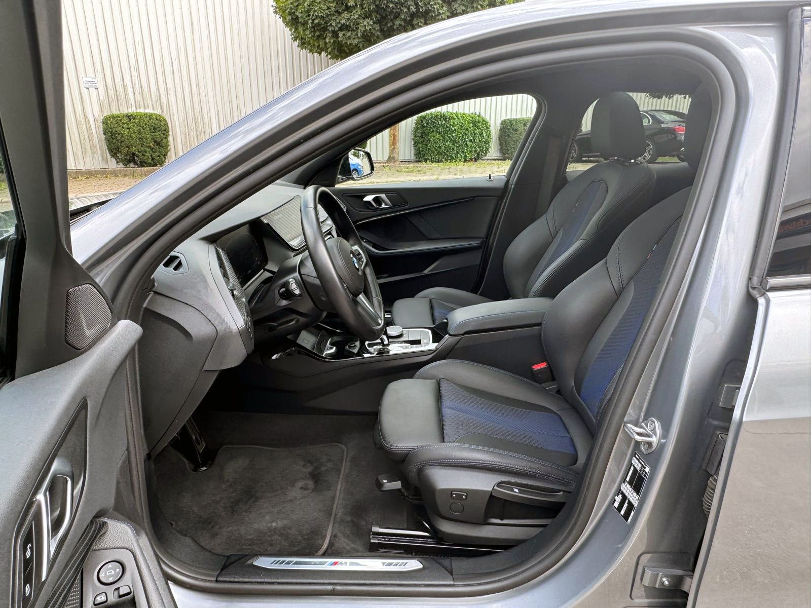 Fahrzeugabbildung BMW 118i M-Sport Steptr. NAV PDC KAM PANO TEMP HIFI