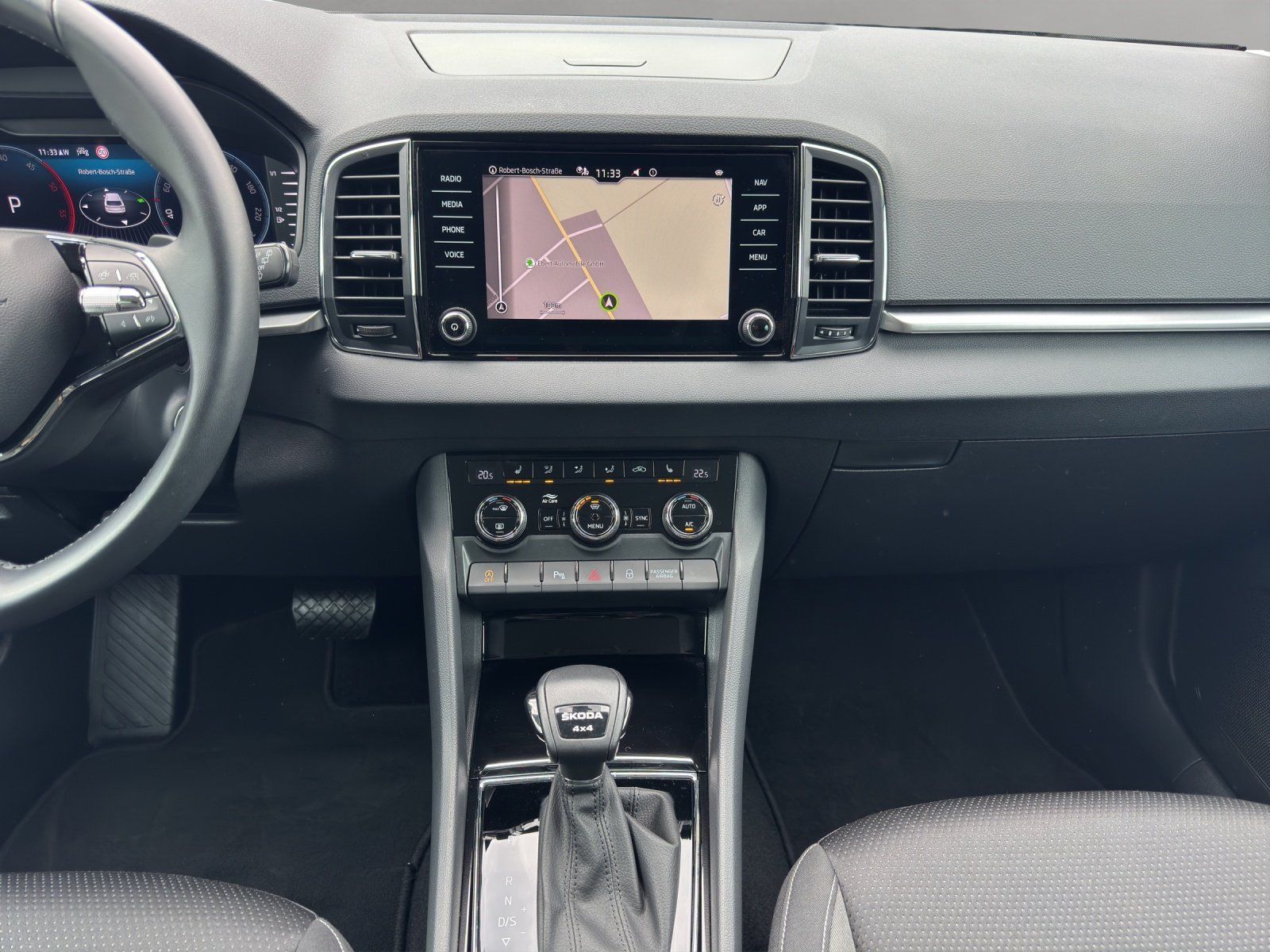 Fahrzeugabbildung SKODA Karoq Tour 2,0 TDI 4x4 DSG/LED/ACC/CAM/NAVI/AHK/
