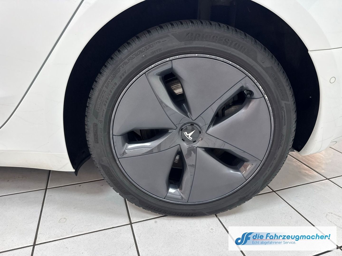 Fahrzeugabbildung Tesla Model 3 Basis RWD Soundsystem ACC El. Heckklappe