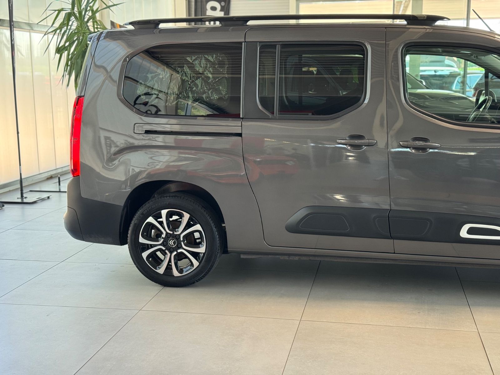 Fahrzeugabbildung Citroën Berlingo 1.5 BlueHDi 130 FAP Shine XL "Camping"