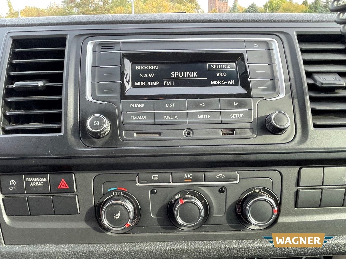 Fahrzeugabbildung Volkswagen T6 Kombi EcoProfi lang 9 Sitzer Klima