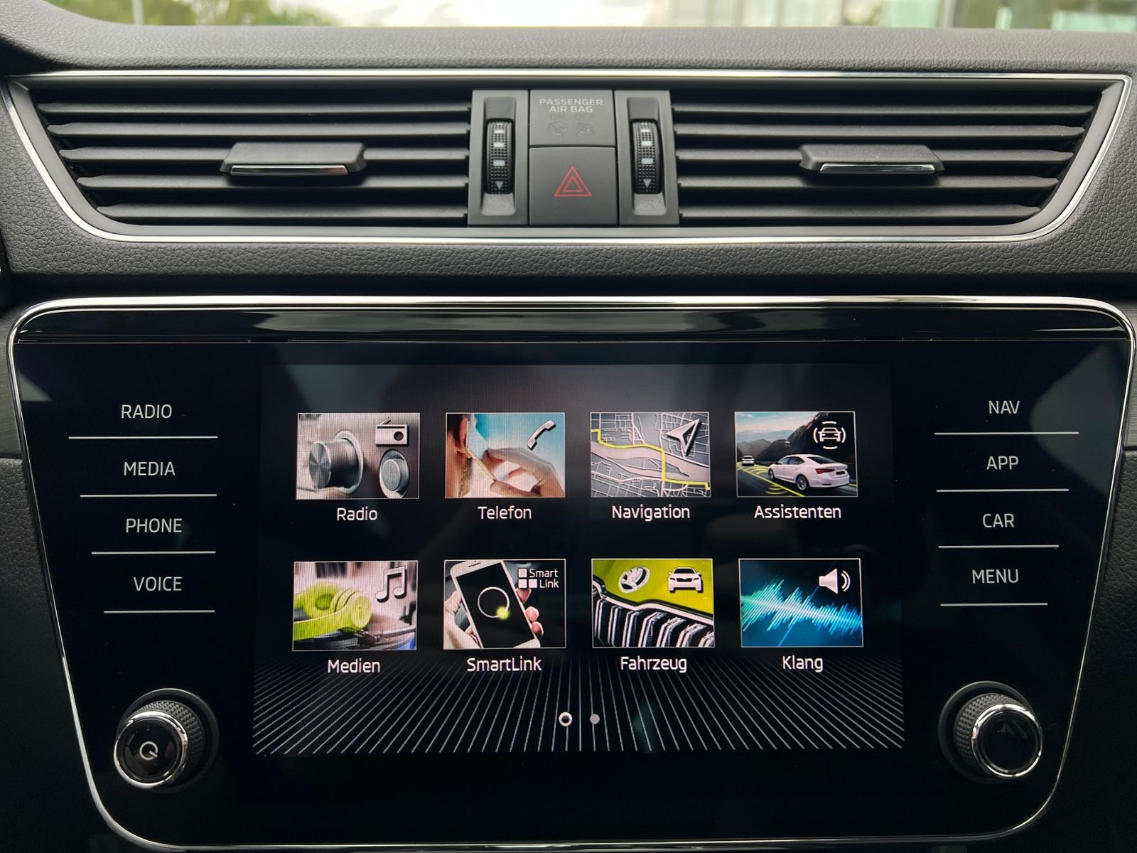 Fahrzeugabbildung SKODA Superb Combi Style 2.0 TDI DSG *AHK,LED,Pano,ACC