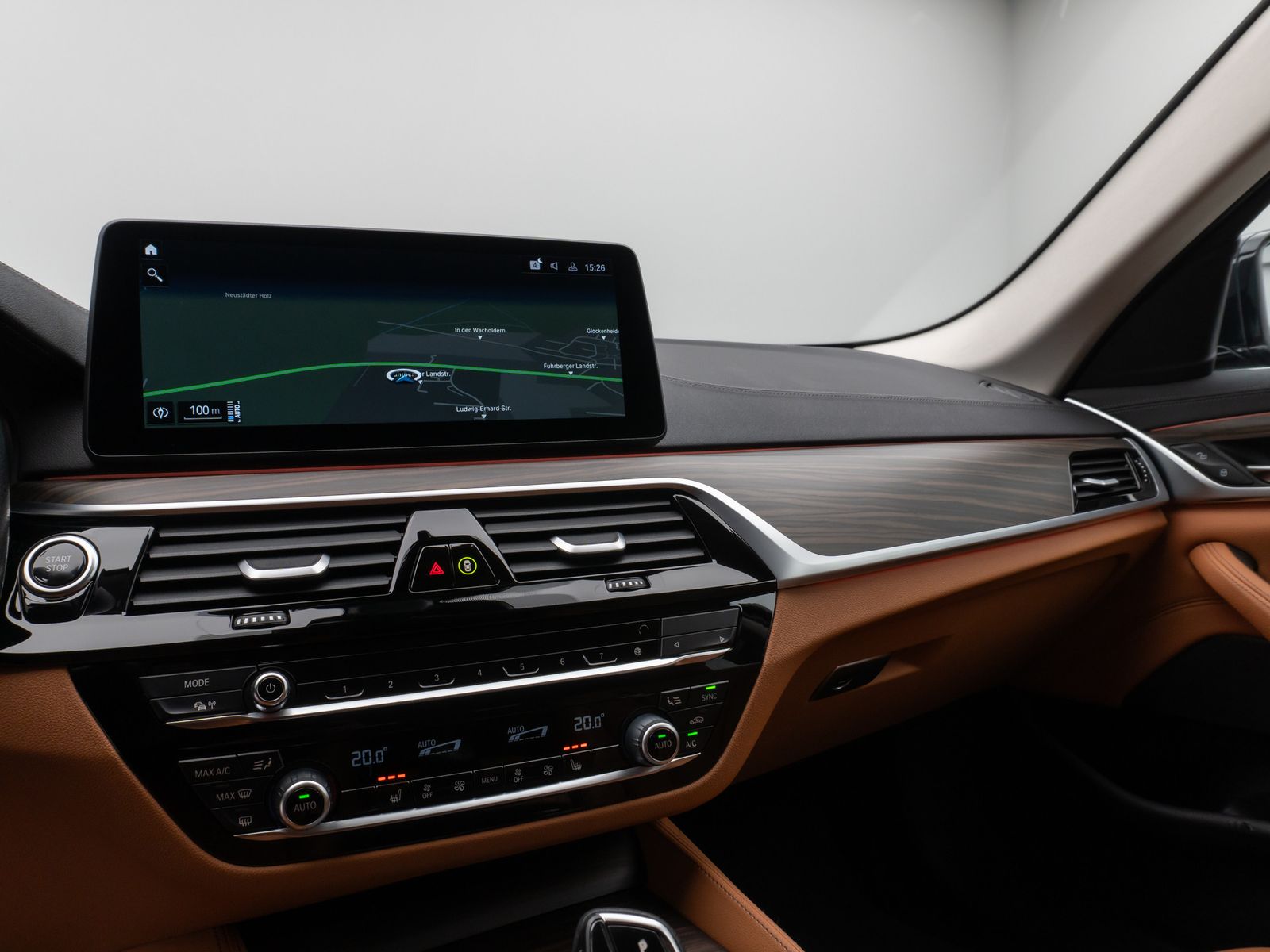 Fahrzeugabbildung BMW 530e xD LuxuryLine 360°HUD DAB AHK Komfort Sport