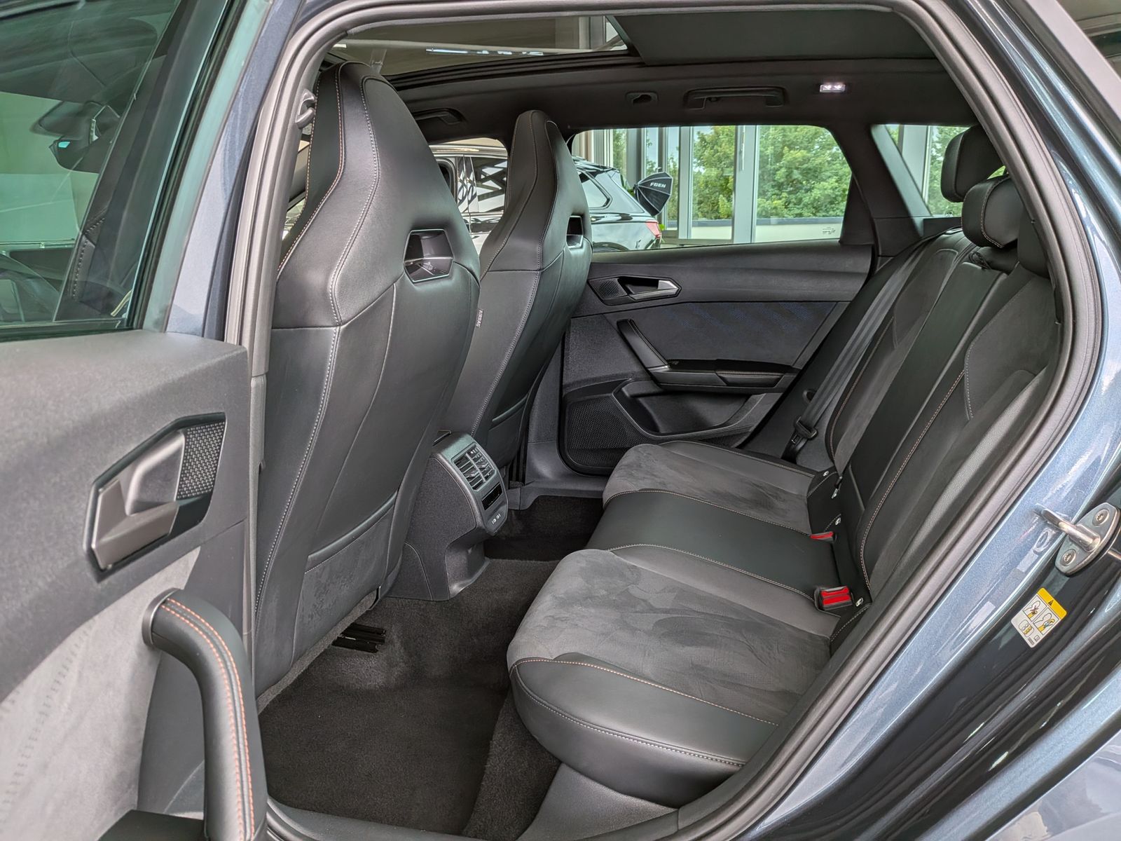 Fahrzeugabbildung CUPRA Leon 1.5 eTSI Dynamic-Edge-Paket Pano Cam AHK 18